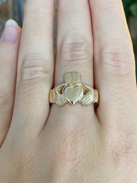 Vintage Solid 14k Yellow Gold Claddaugh Ring - Size 10