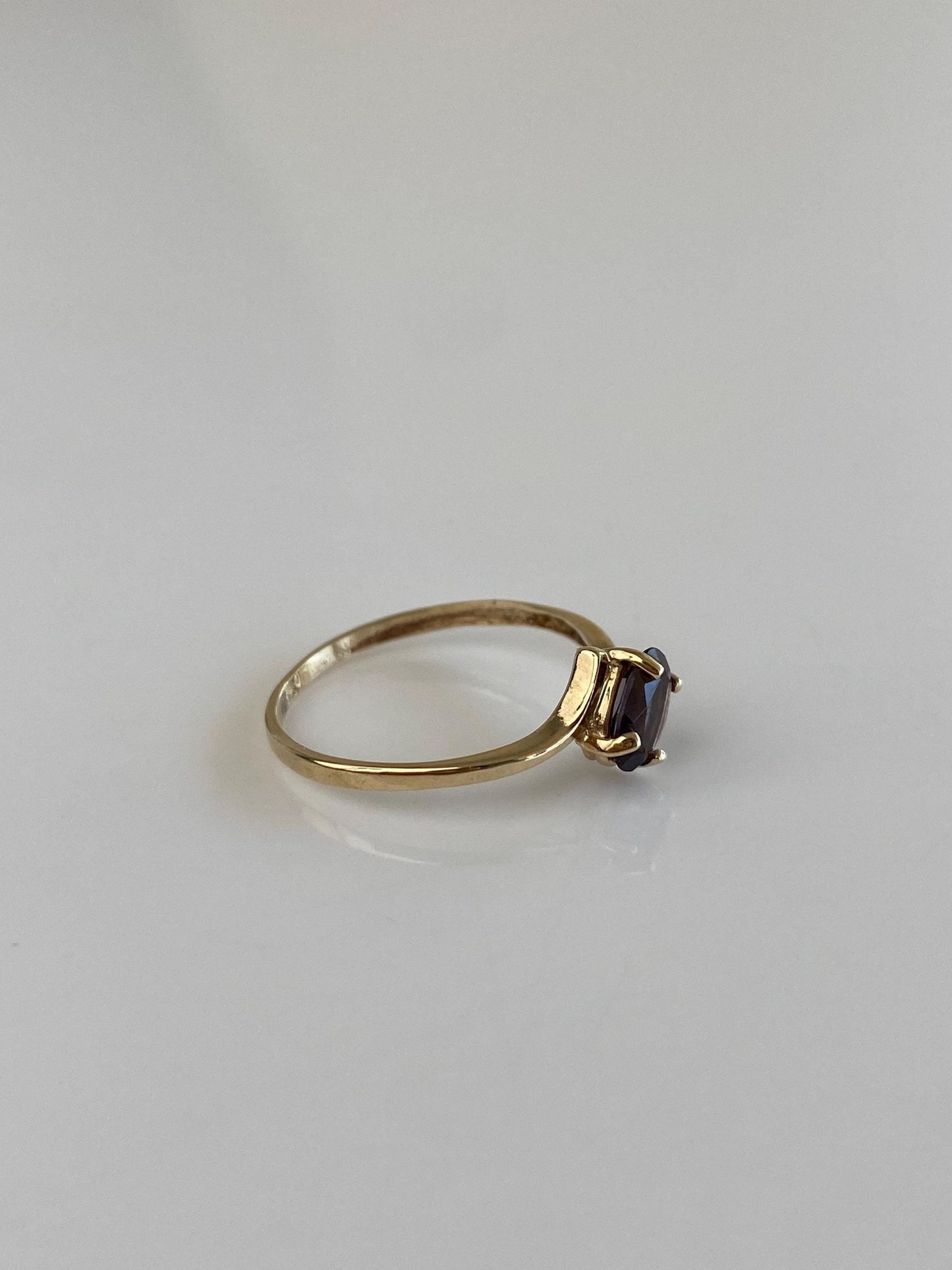 Vintage Solid 10k Yellow Gold Purple Spinel Twist Ring - Size 5