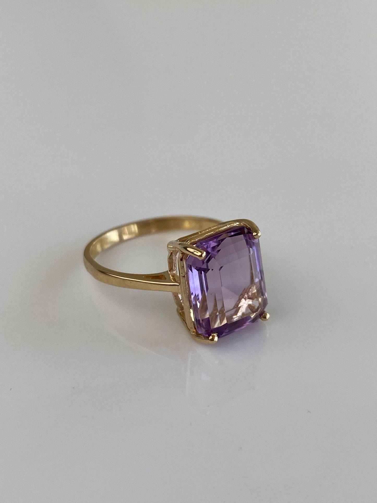 Vintage Solid 14k Yellow Gold Amethyst Ring - Size 7.75
