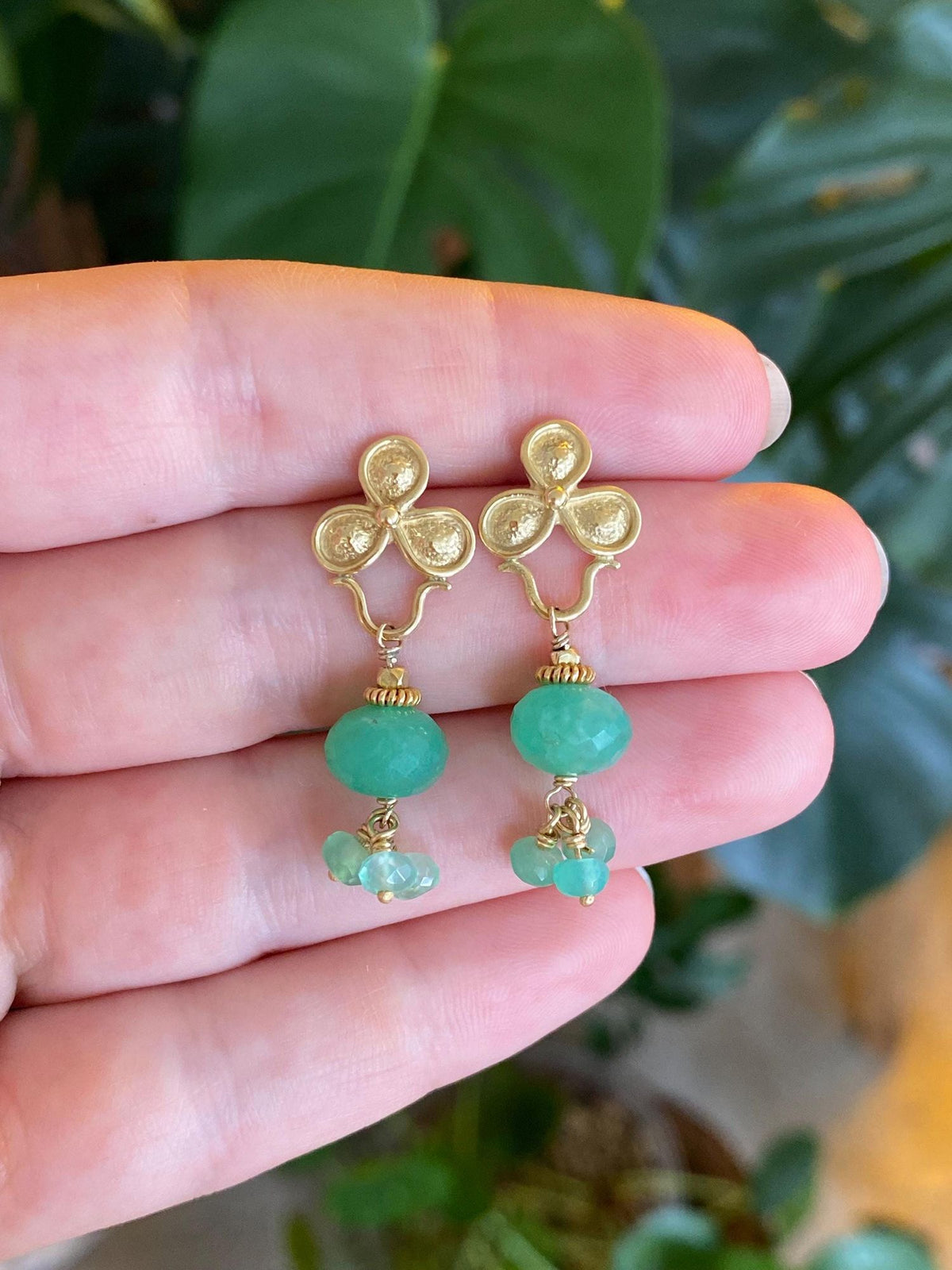 Vintage Solid 18k Yellow Gold Faceted Chrysoprase Bead Dangle Stud Earrings