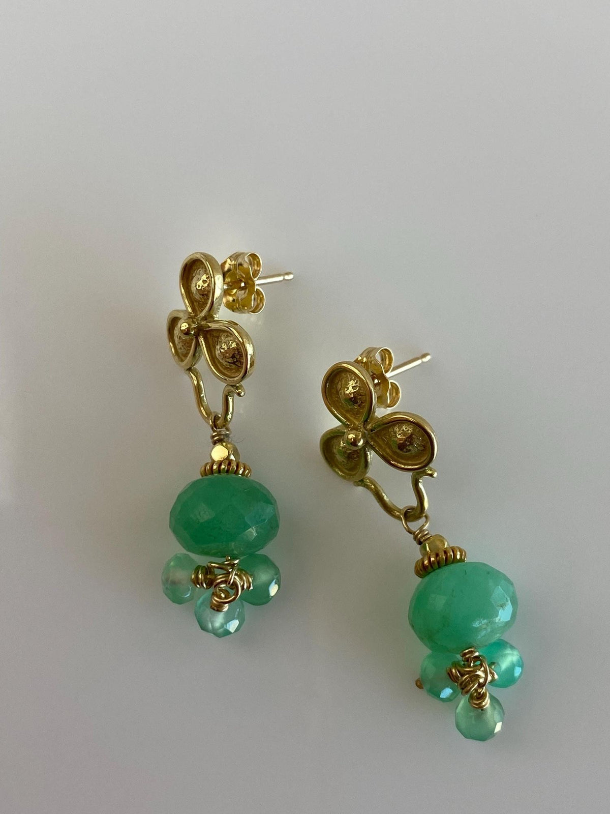Vintage Solid 18k Yellow Gold Faceted Chrysoprase Bead Dangle Stud Earrings