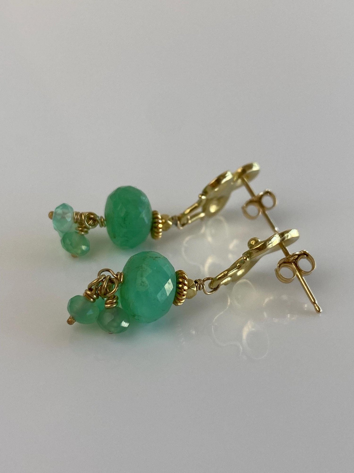 Vintage Solid 18k Yellow Gold Faceted Chrysoprase Bead Dangle Stud Earrings