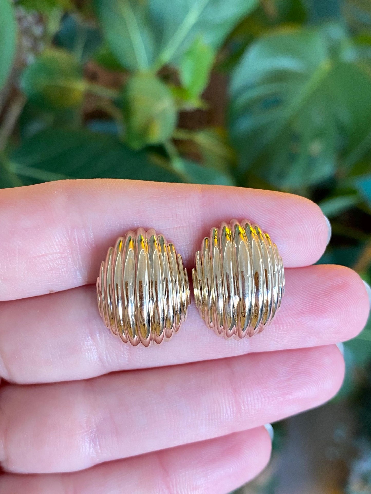 Vintage Solid 14k Yellow Gold Scalloped Fluted Domed Stud Earrings