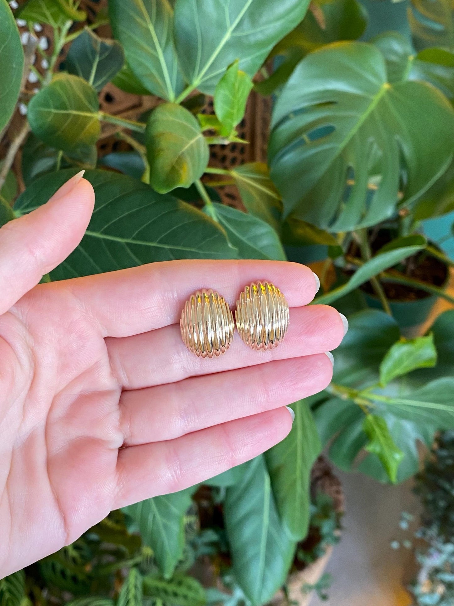 Vintage Solid 14k Yellow Gold Scalloped Fluted Domed Stud Earrings