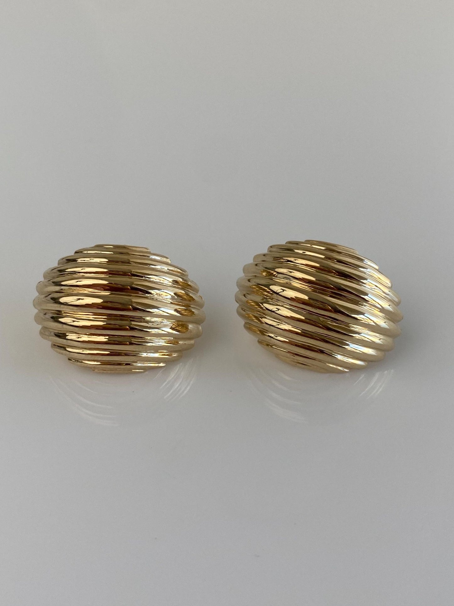 Vintage Solid 14k Yellow Gold Scalloped Fluted Domed Stud Earrings