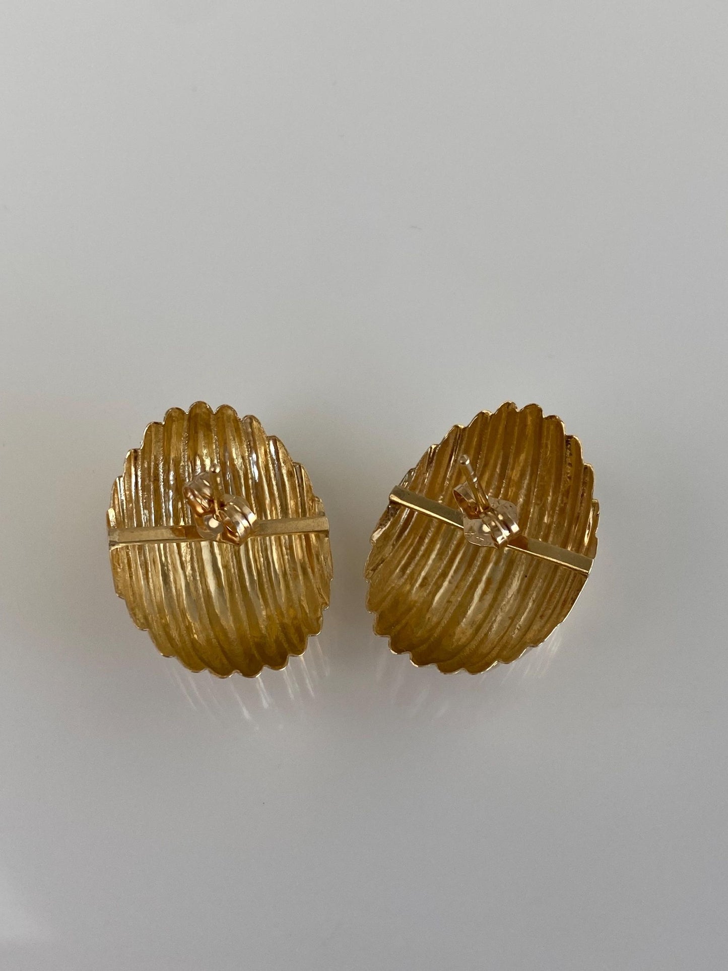 Vintage Solid 14k Yellow Gold Scalloped Fluted Domed Stud Earrings