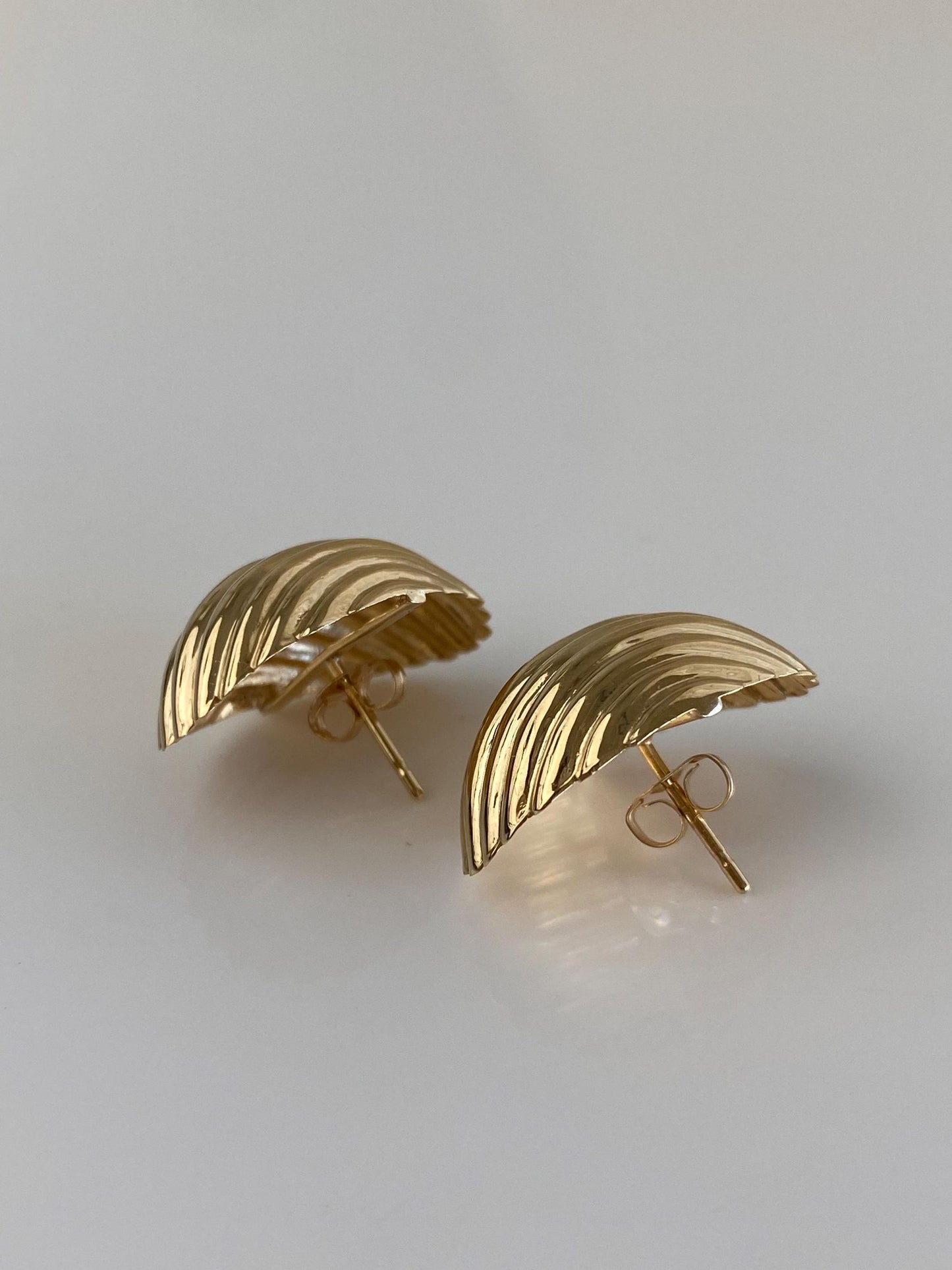 Vintage Solid 14k Yellow Gold Scalloped Fluted Domed Stud Earrings