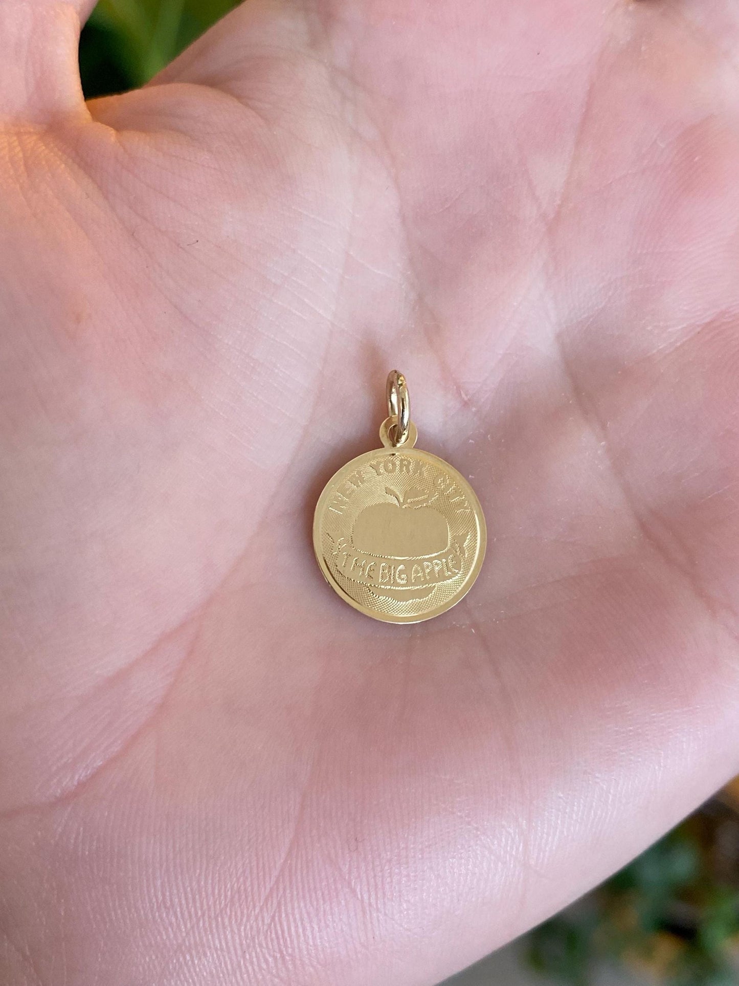 Vintage Solid 14k Yellow Gold New York City 'The Big Apple' Charm