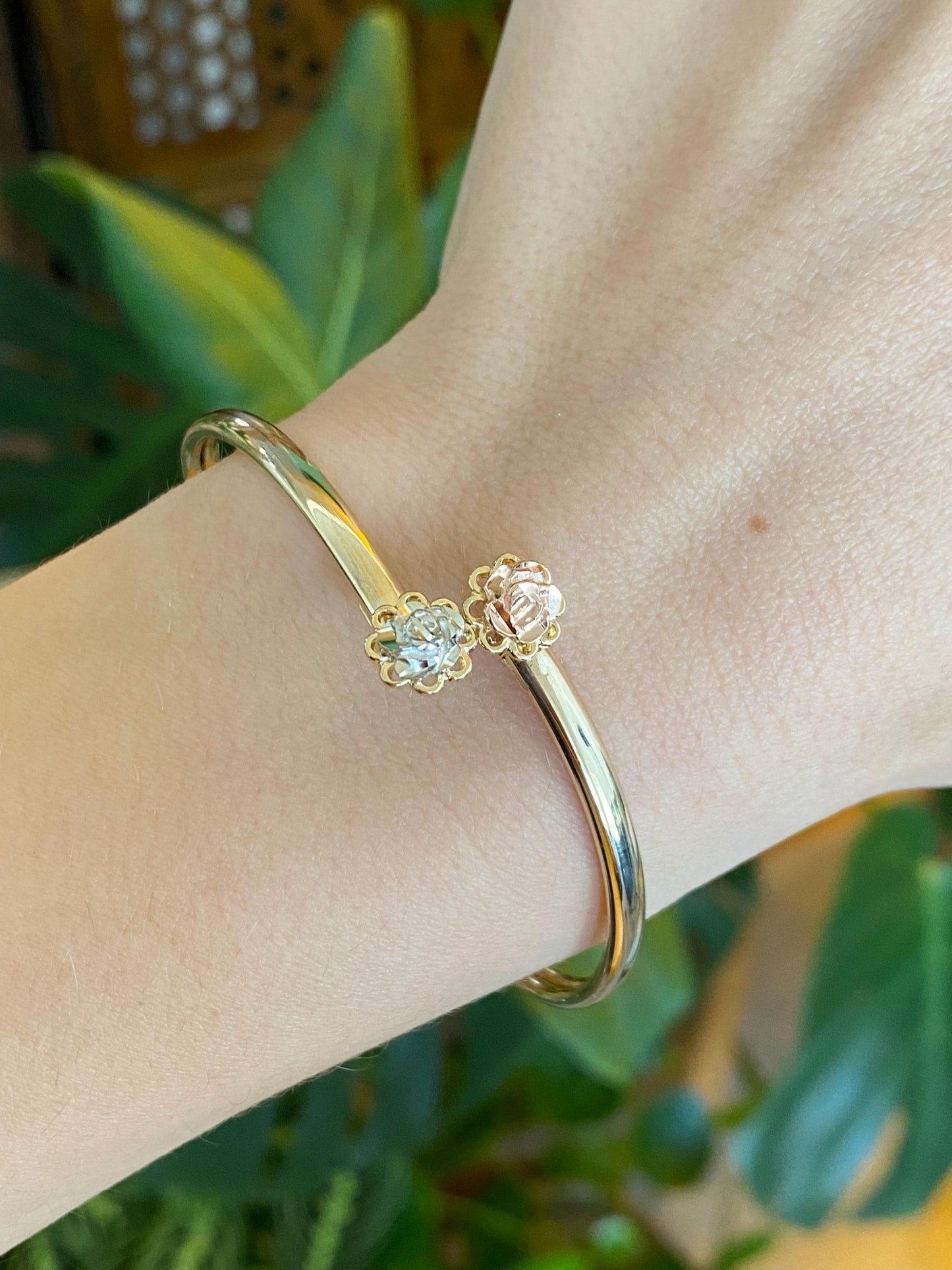 Vintage 14k Tri Tone Gold Diamond Cut Roses Flexible Bangle Bracelet - 6.5 Inches