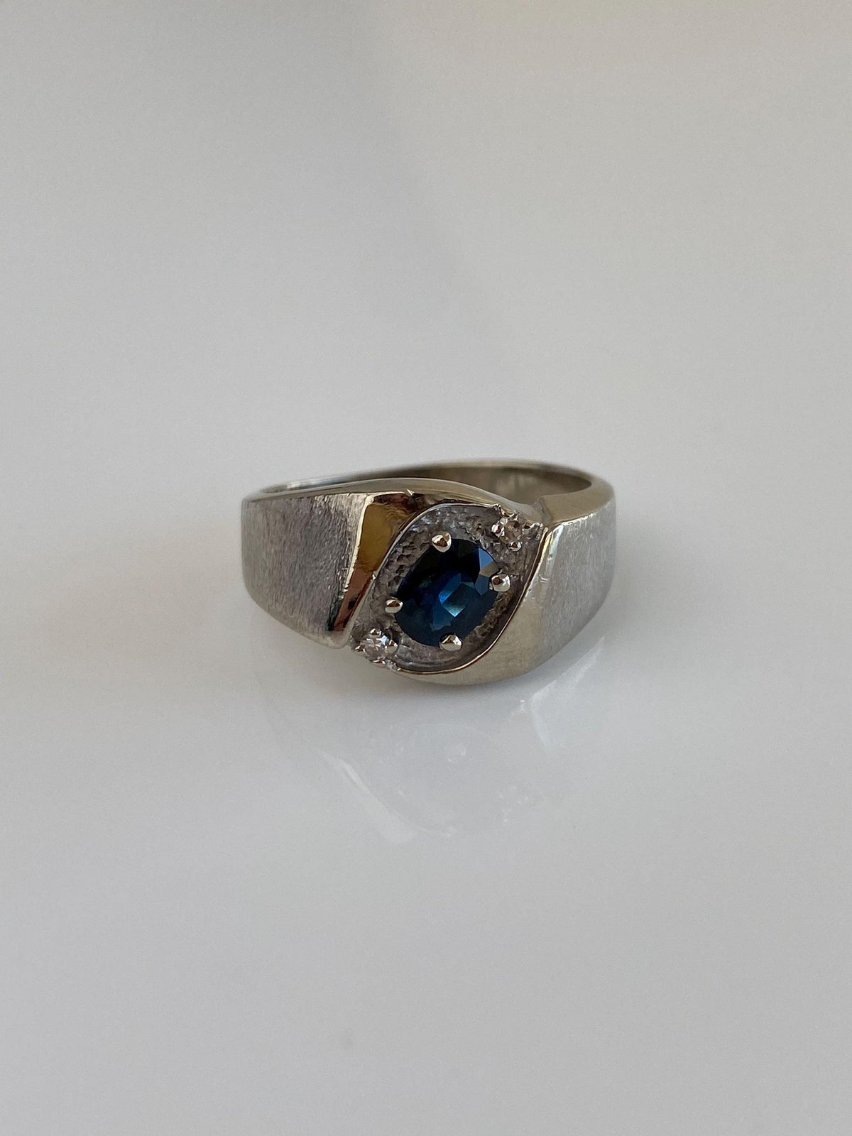Vintage Solid 10k White Gold Diamonds Blue Sapphire Ring Band - Size 8.5