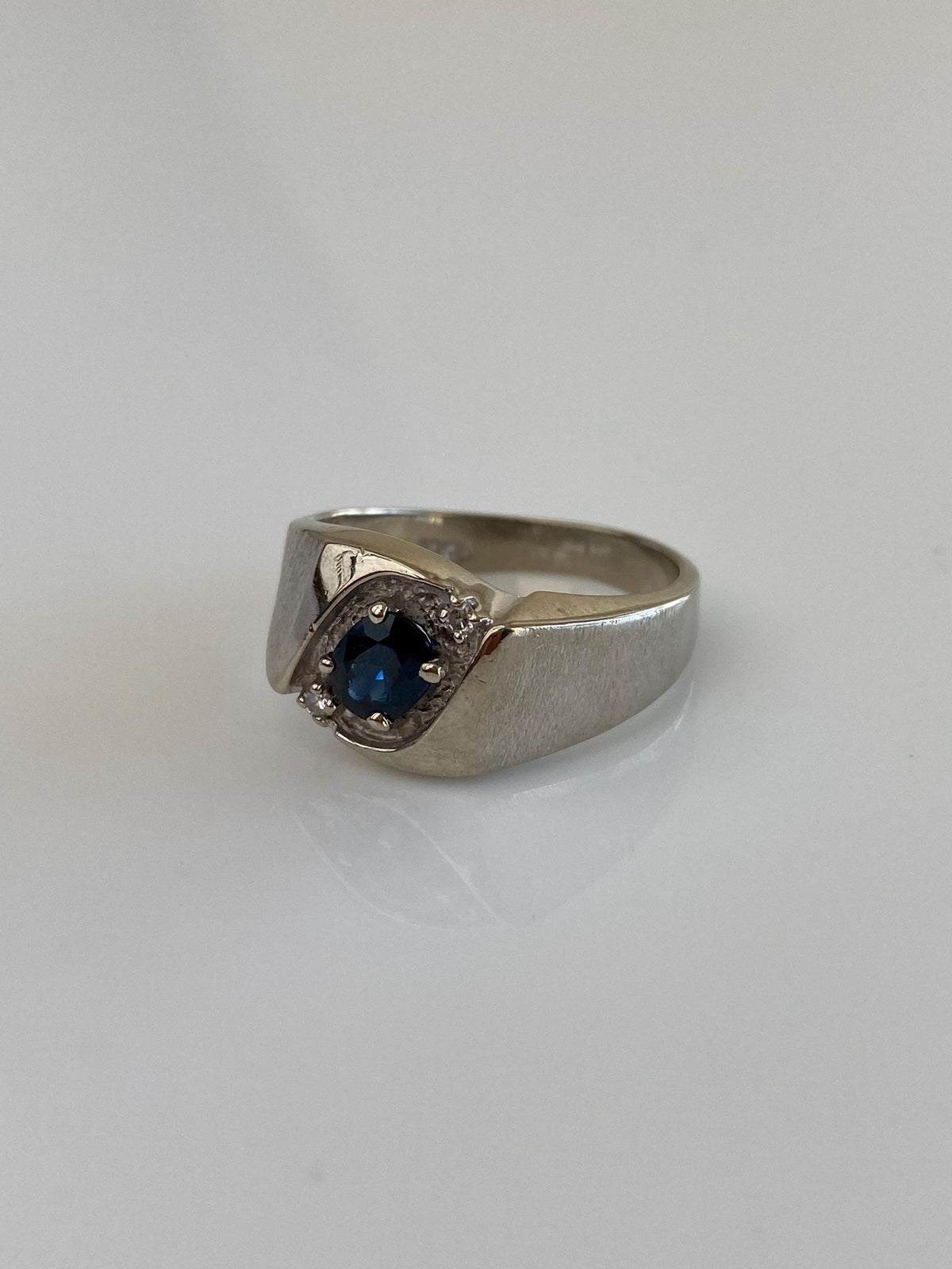 Vintage Solid 10k White Gold Diamonds Blue Sapphire Ring Band - Size 8.5
