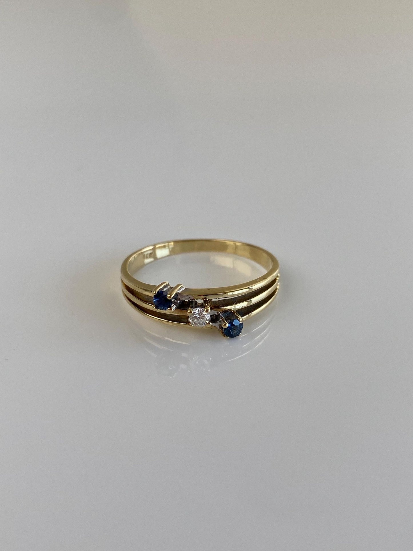Vintage Solid 14k Yellow Gold Diamond Blue Sapphire Ring - Size 7.25