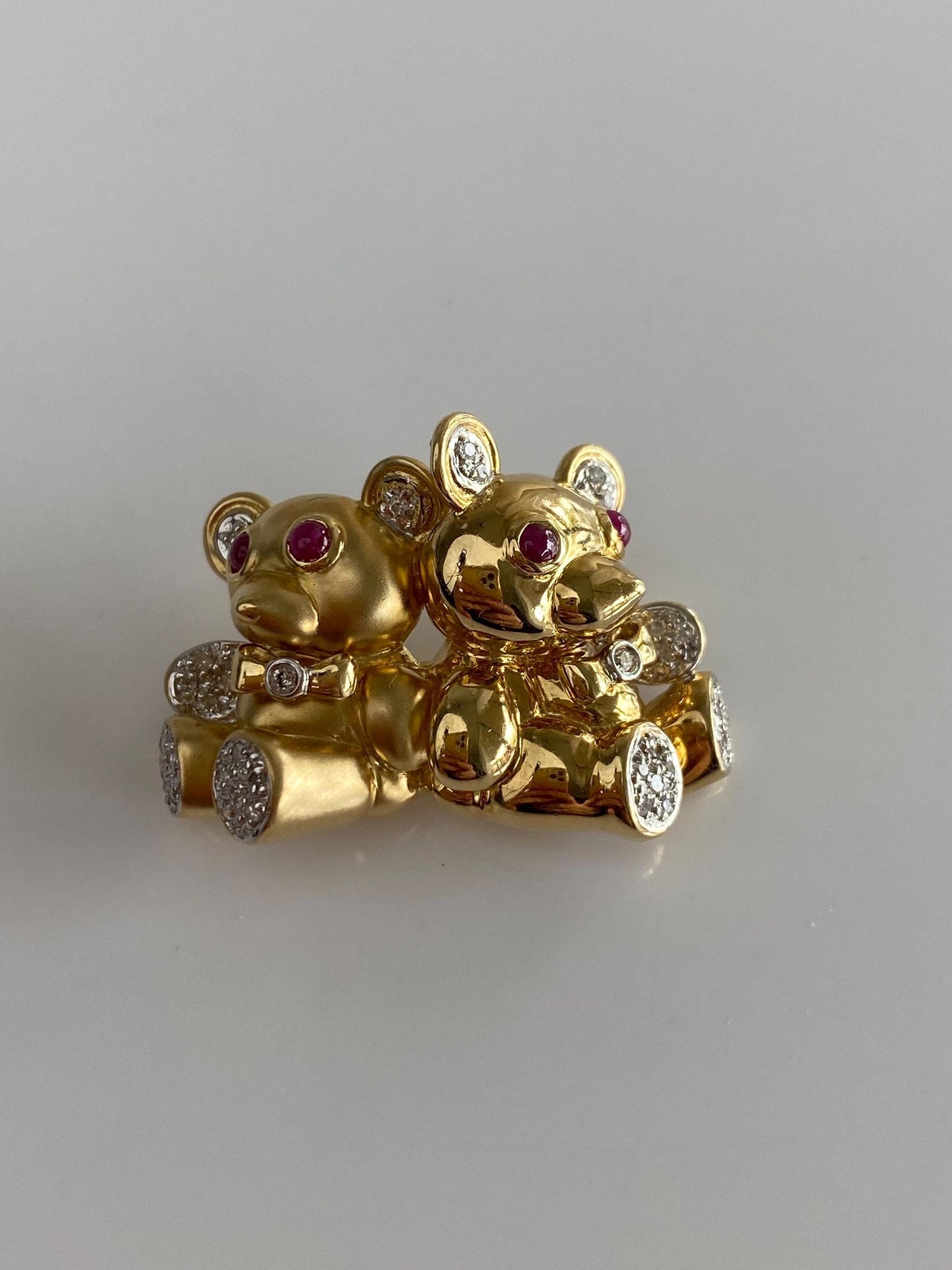 Vintage Solid 14k White & Yellow Gold Diamond Ruby Cabochon Teddy Bears Brooch Pin