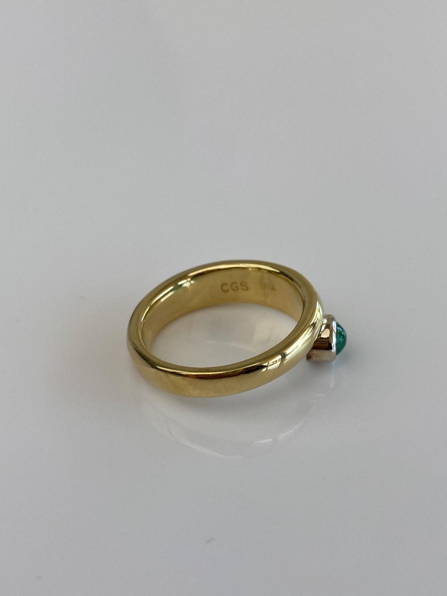 Vintage Solid 18k Yellow Gold Emerald Cabochon Ring Band - Size 5.5