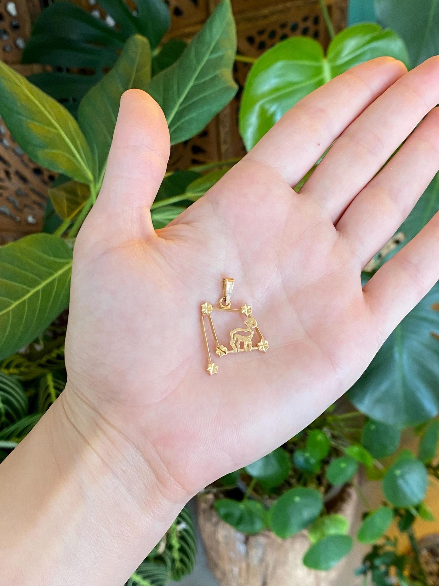 Vintage Solid 18k Yellow Gold Diamond Cut Aries Ram Constellation Charm