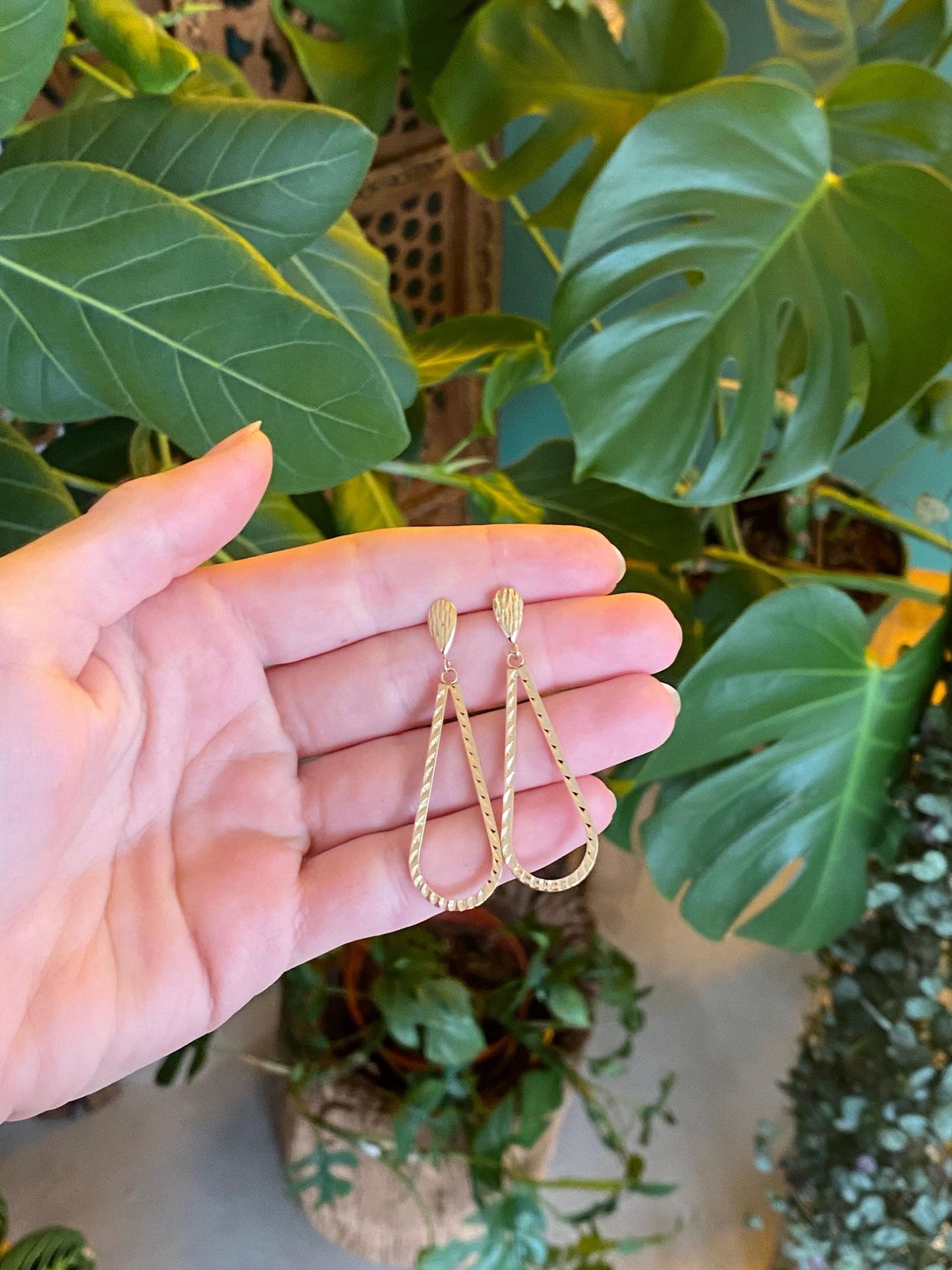 Vintage 14k Yellow Gold Design Teardrop Dangle Stud Earrings