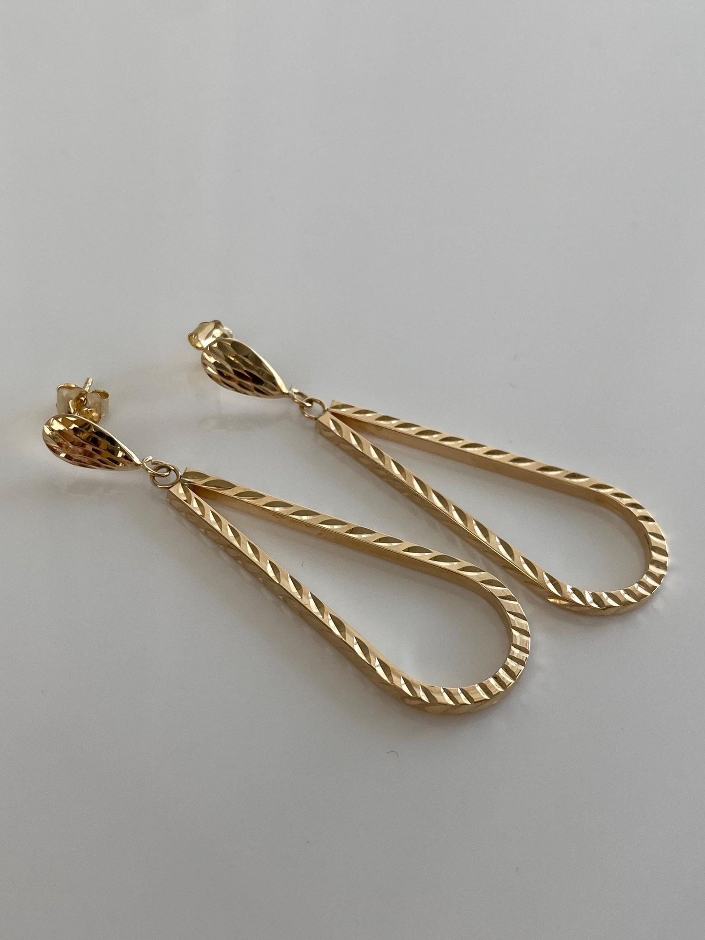 Vintage 14k Yellow Gold Design Teardrop Dangle Stud Earrings