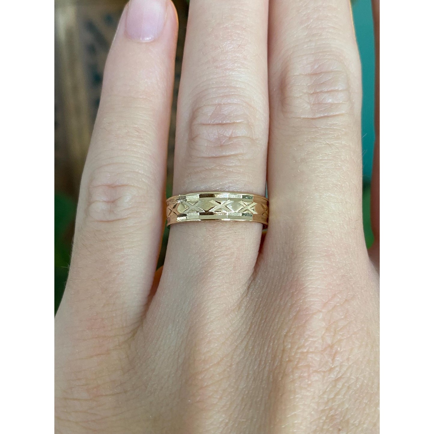 Vintage Solid 14k Yellow Gold Diamond Cut X Pattern Ring Band - Size 6.25