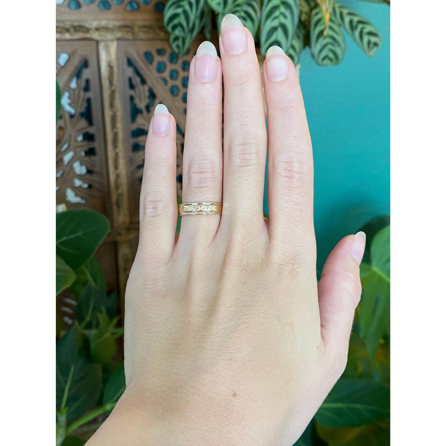 Vintage Solid 14k Yellow Gold Diamond Cut X Pattern Ring Band - Size 6.25