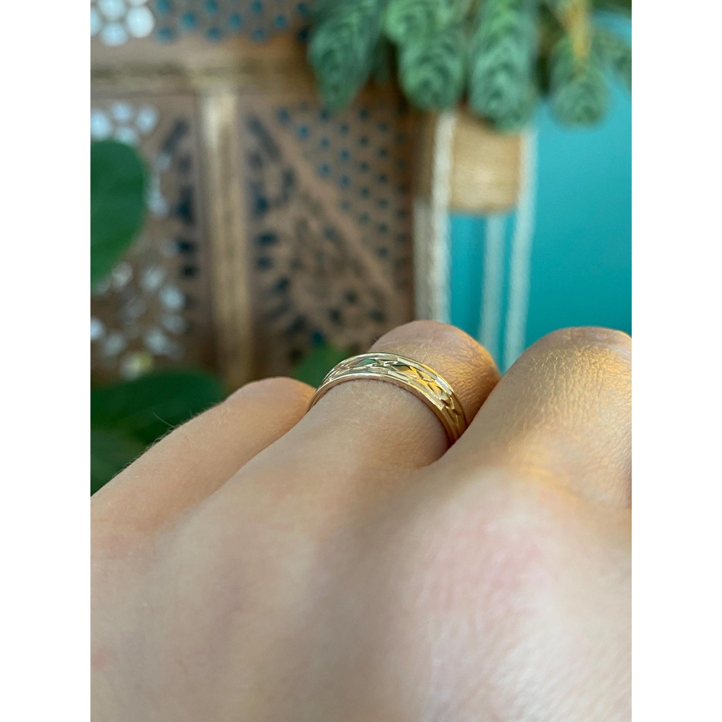 Vintage Solid 14k Yellow Gold Diamond Cut X Pattern Ring Band - Size 6.25