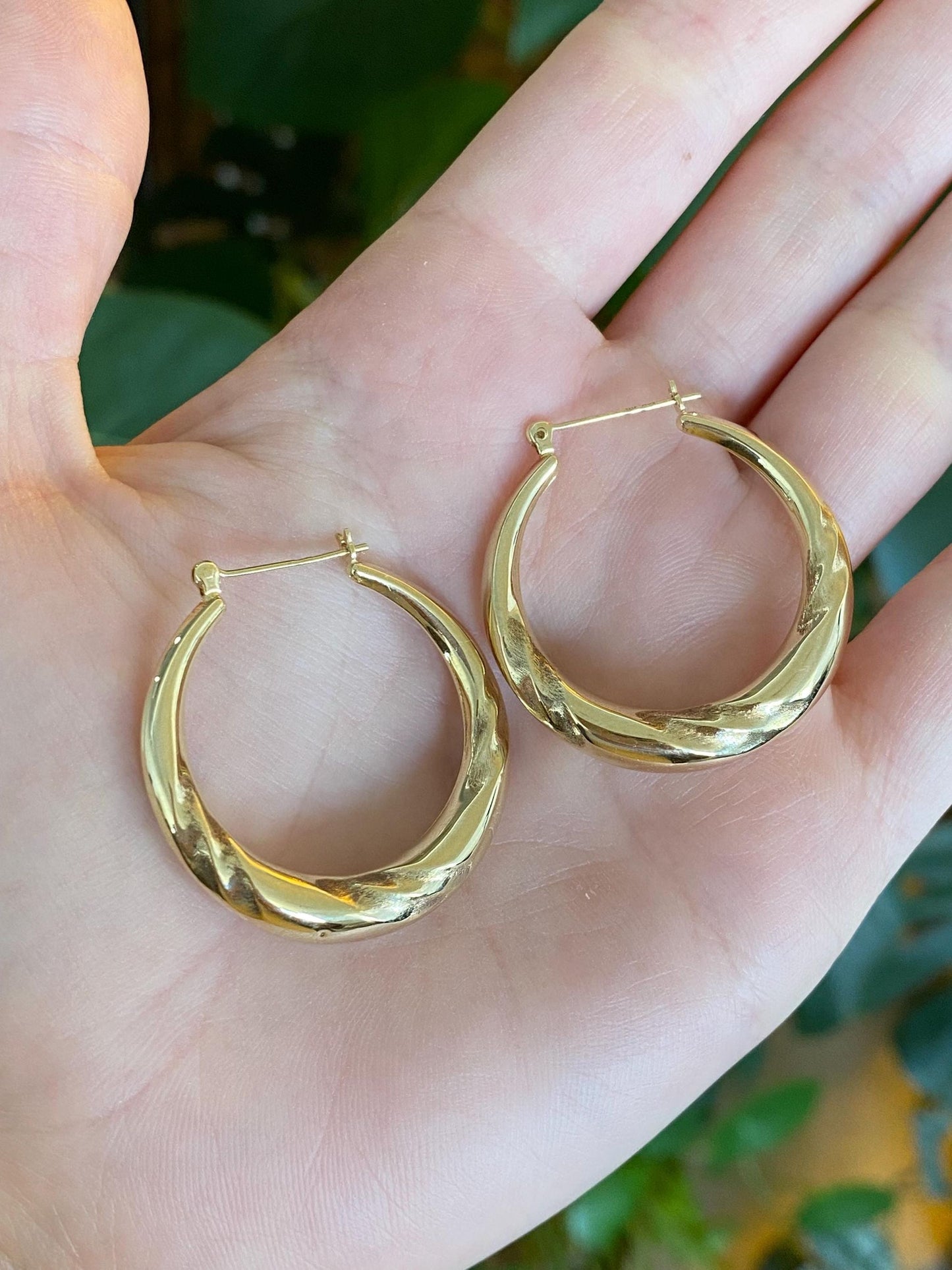 Vintage 14k Yellow Gold Tapered Twist Design Hoop Earrings