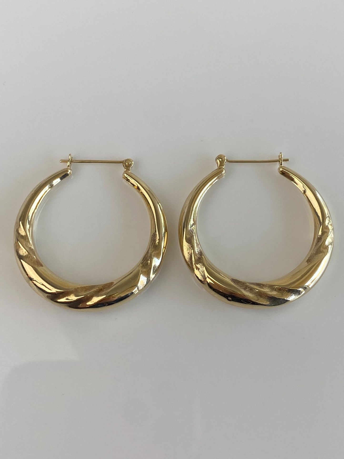Vintage 14k Yellow Gold Tapered Twist Design Hoop Earrings