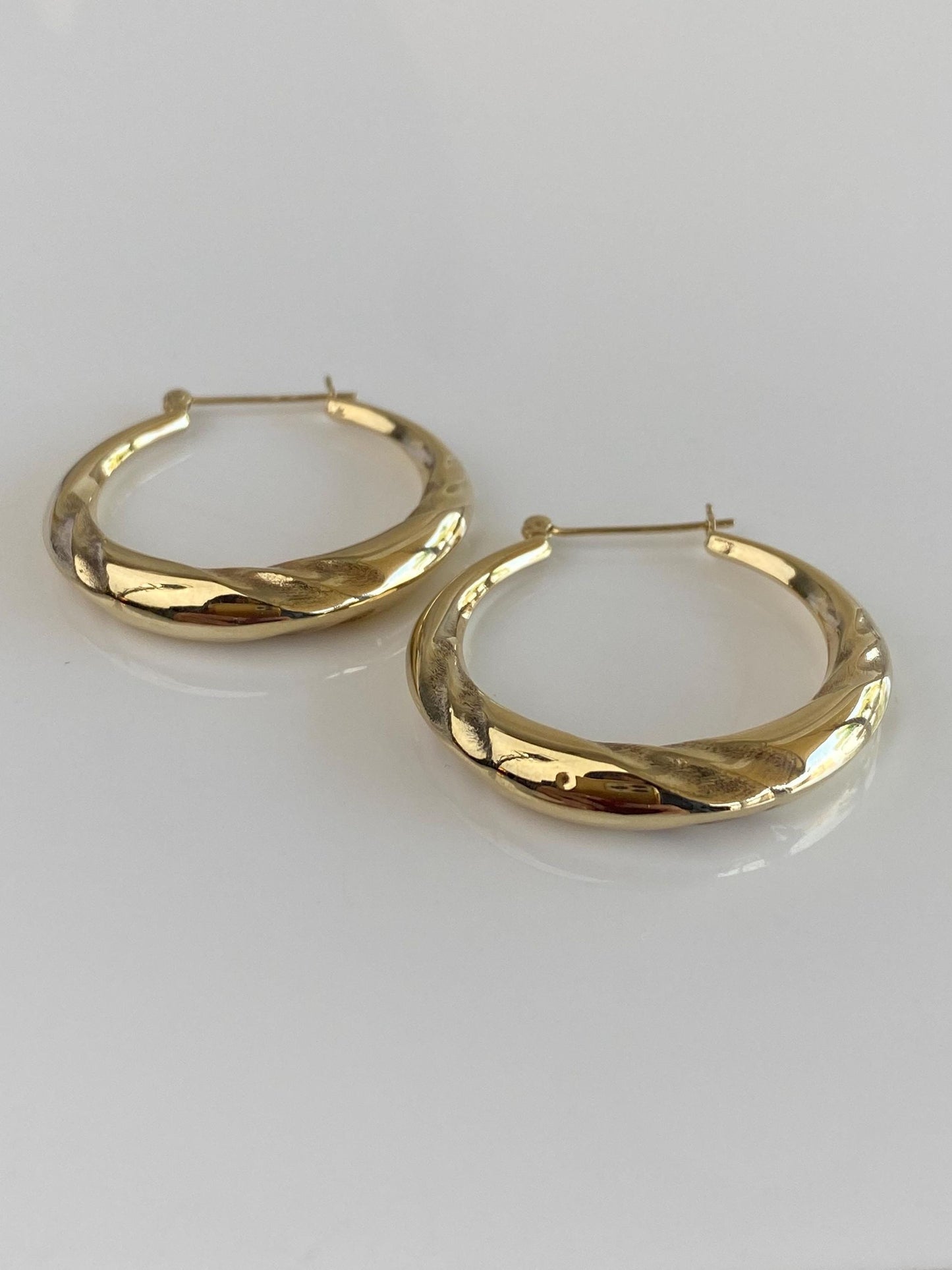 Vintage 14k Yellow Gold Tapered Twist Design Hoop Earrings