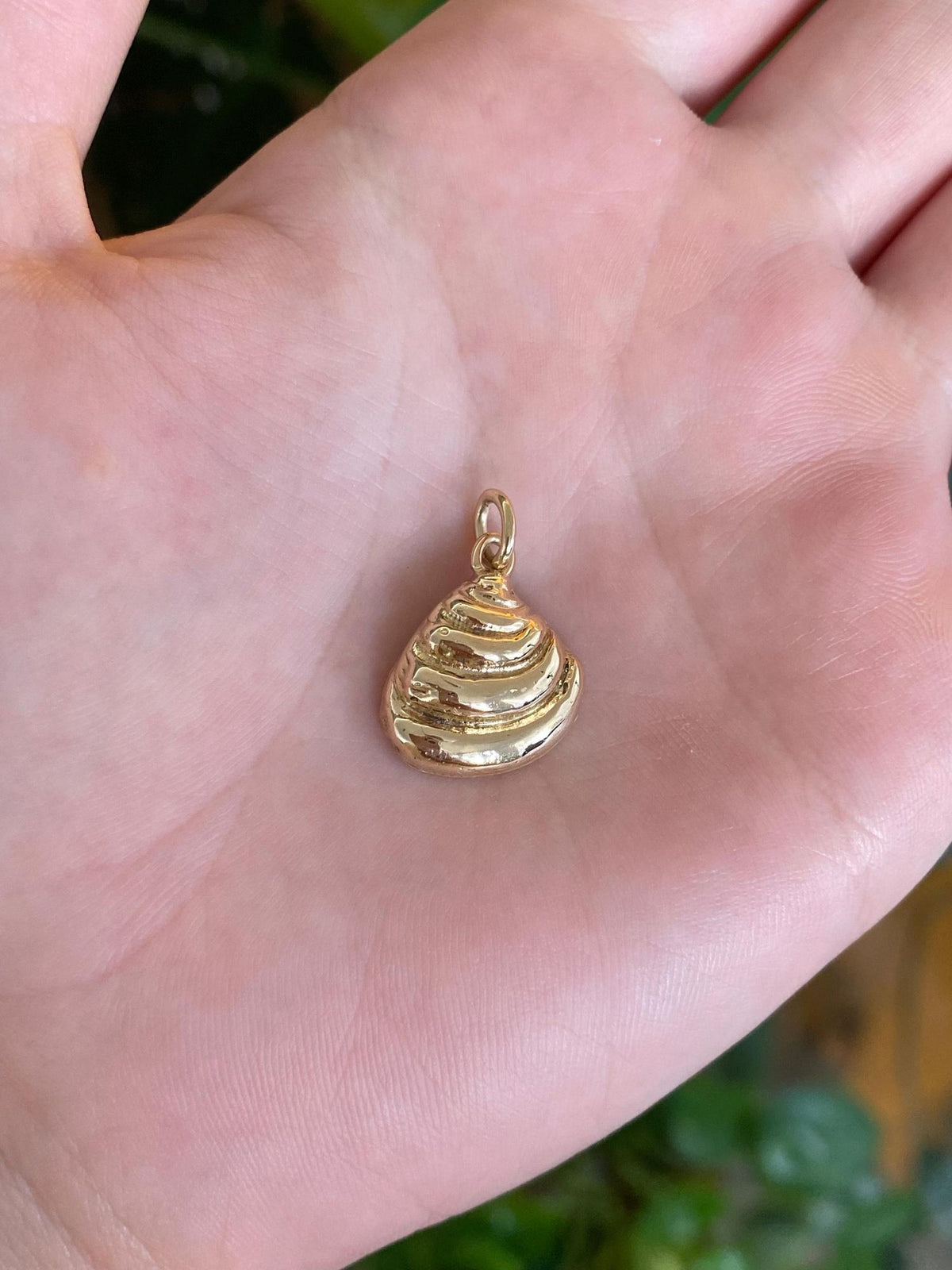 Vintage Solid 14k Yellow Gold Shell Charm