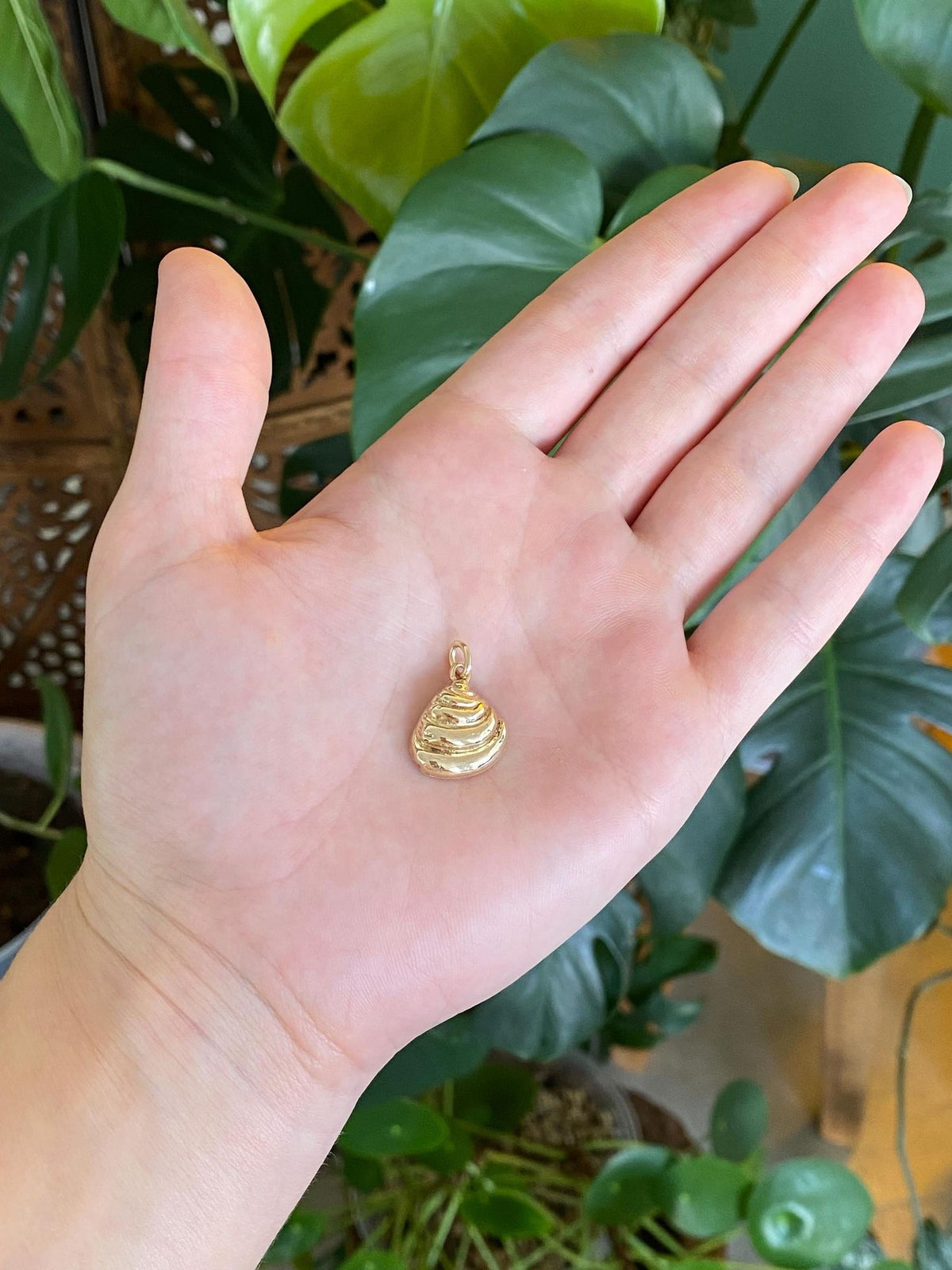 Vintage Solid 14k Yellow Gold Shell Charm