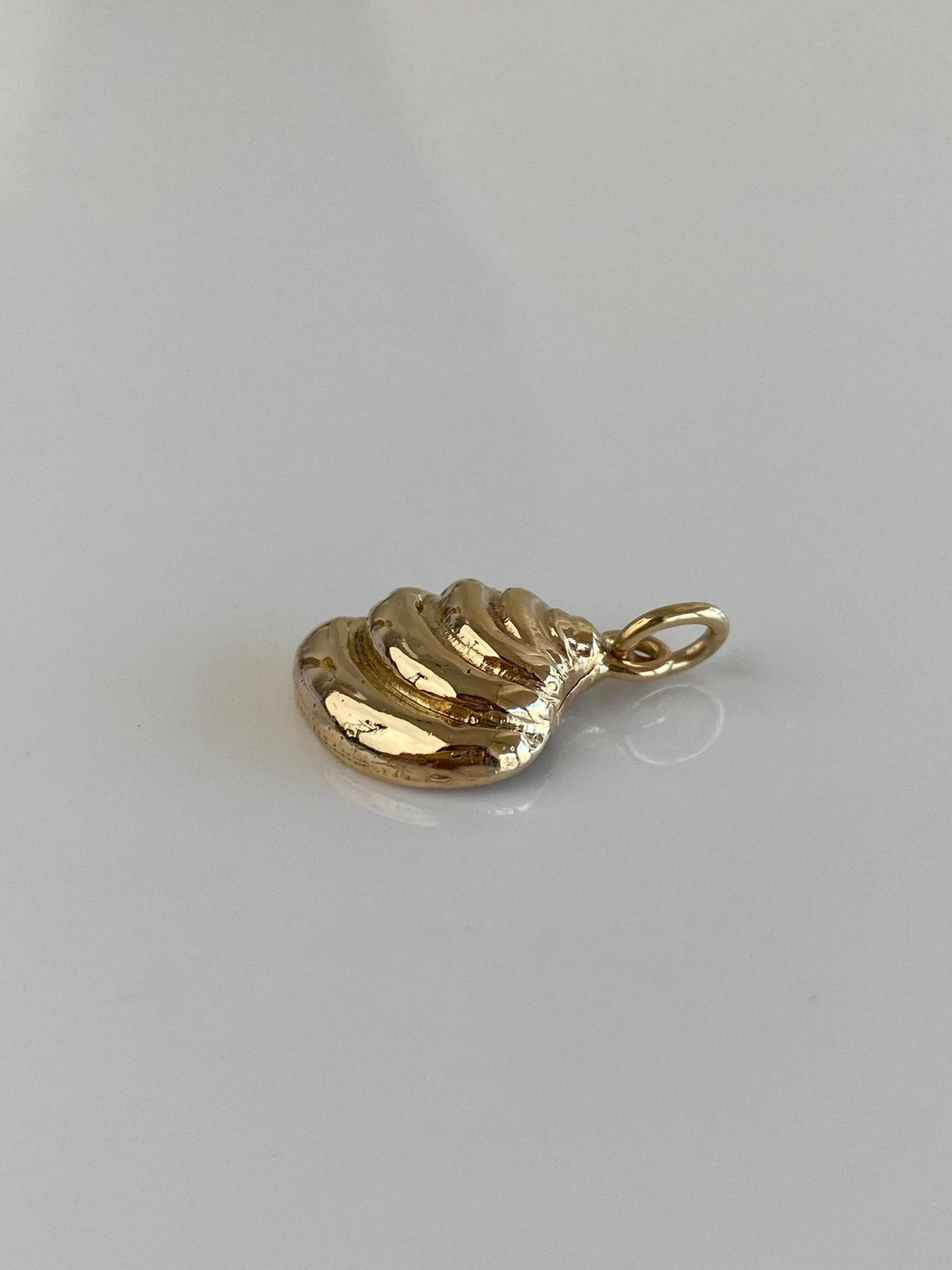 Vintage Solid 14k Yellow Gold Shell Charm