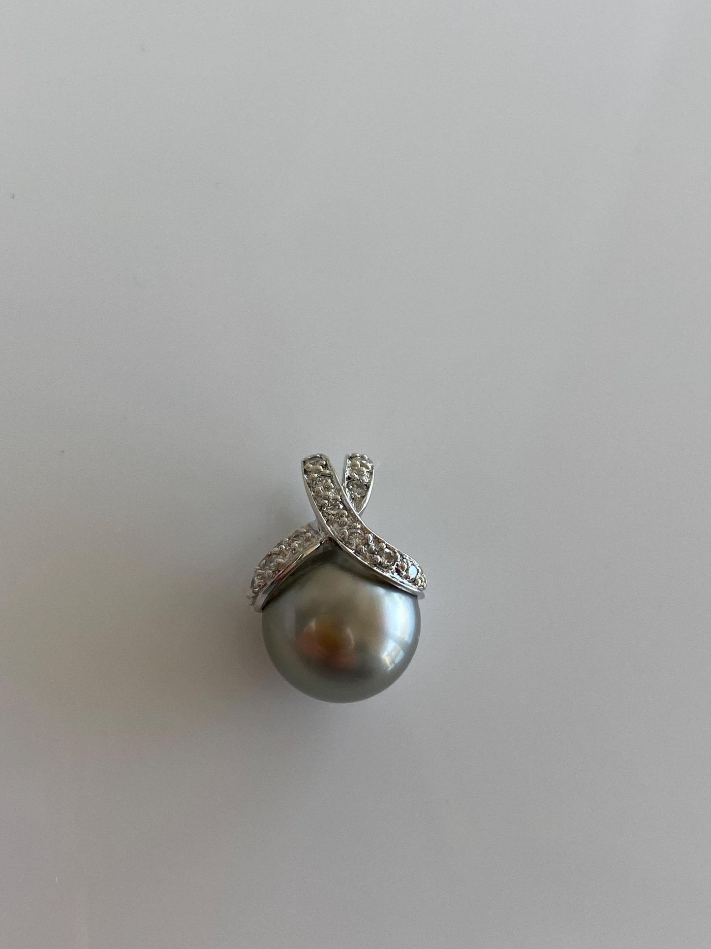 Vintage Solid 14k White Gold Diamonds Grey Pearl Charm