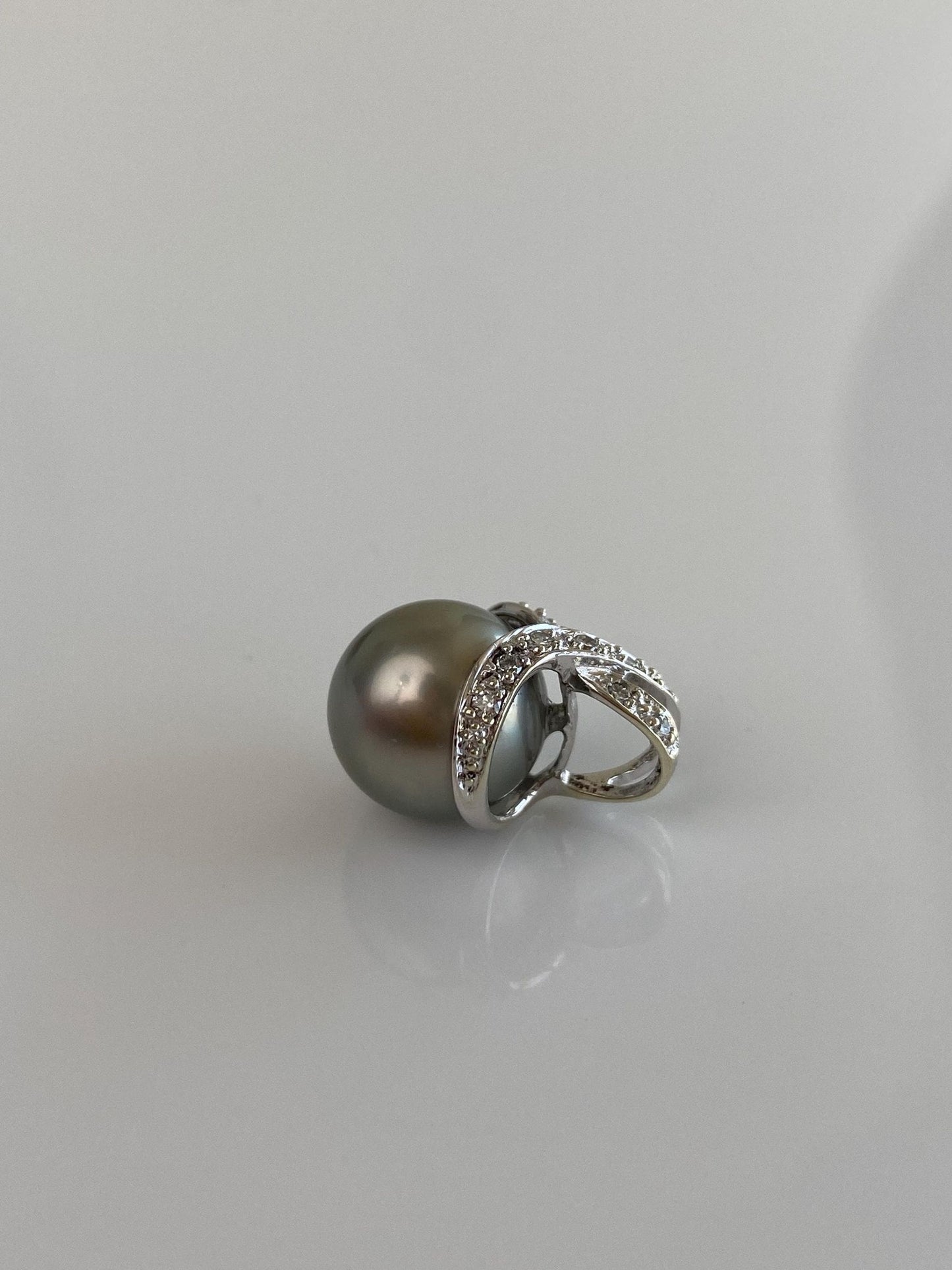 Vintage Solid 14k White Gold Diamonds Grey Pearl Charm