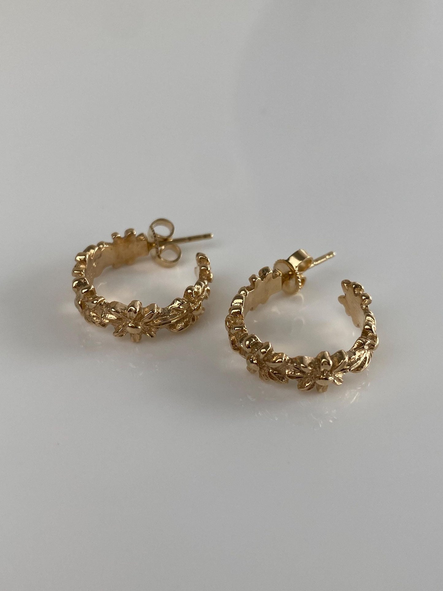 Vintage Solid 14k Yellow Gold Floral Hoop Earrings