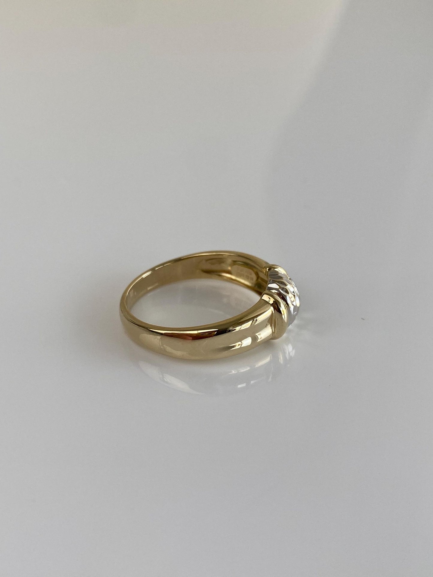 Vintage Solid 14k White & Yellow Gold Diamond Cut Ring Band - Size 7.75