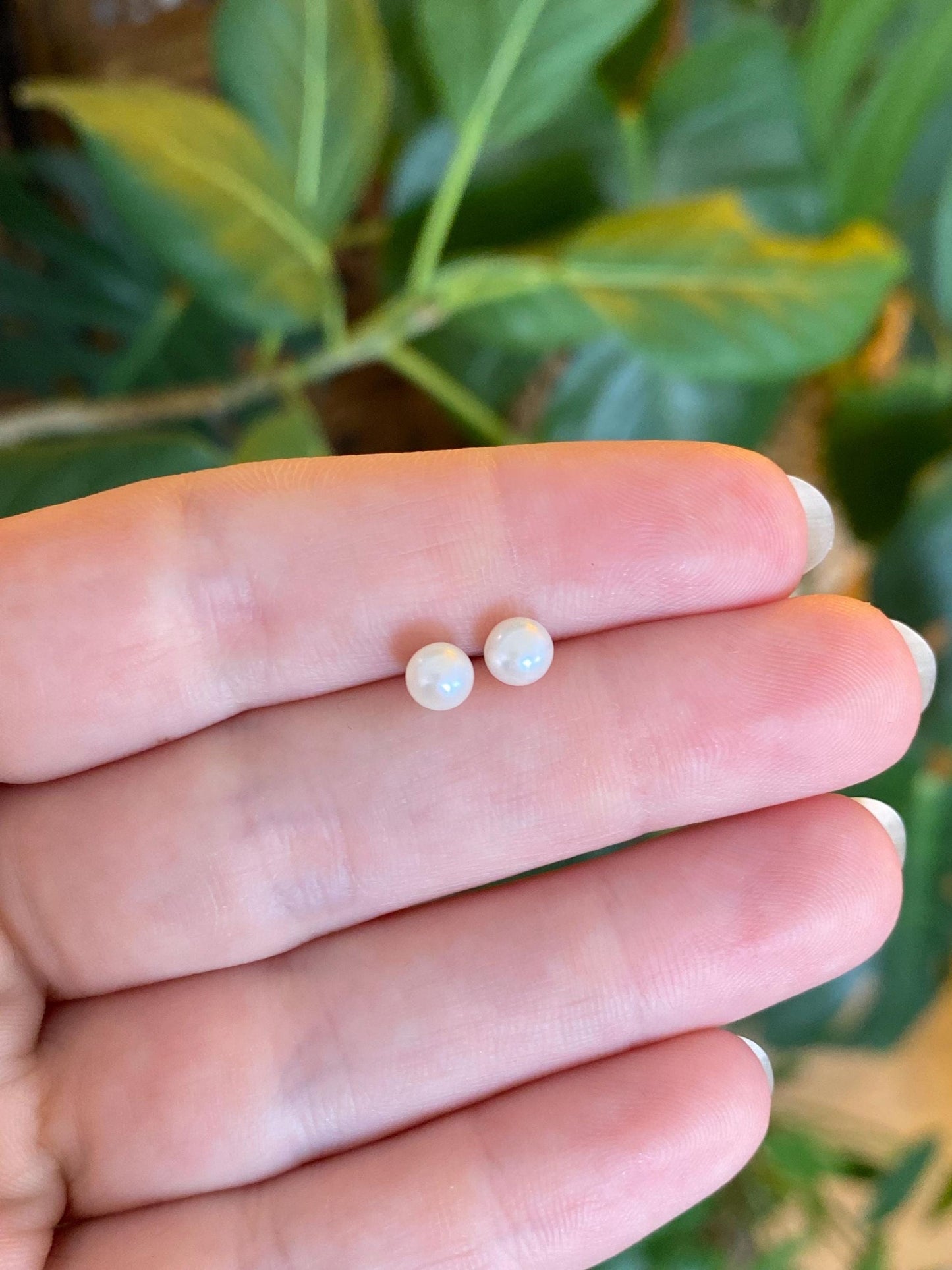 Vintage Solid 14k Yellow Gold Pearl Stud Earrings