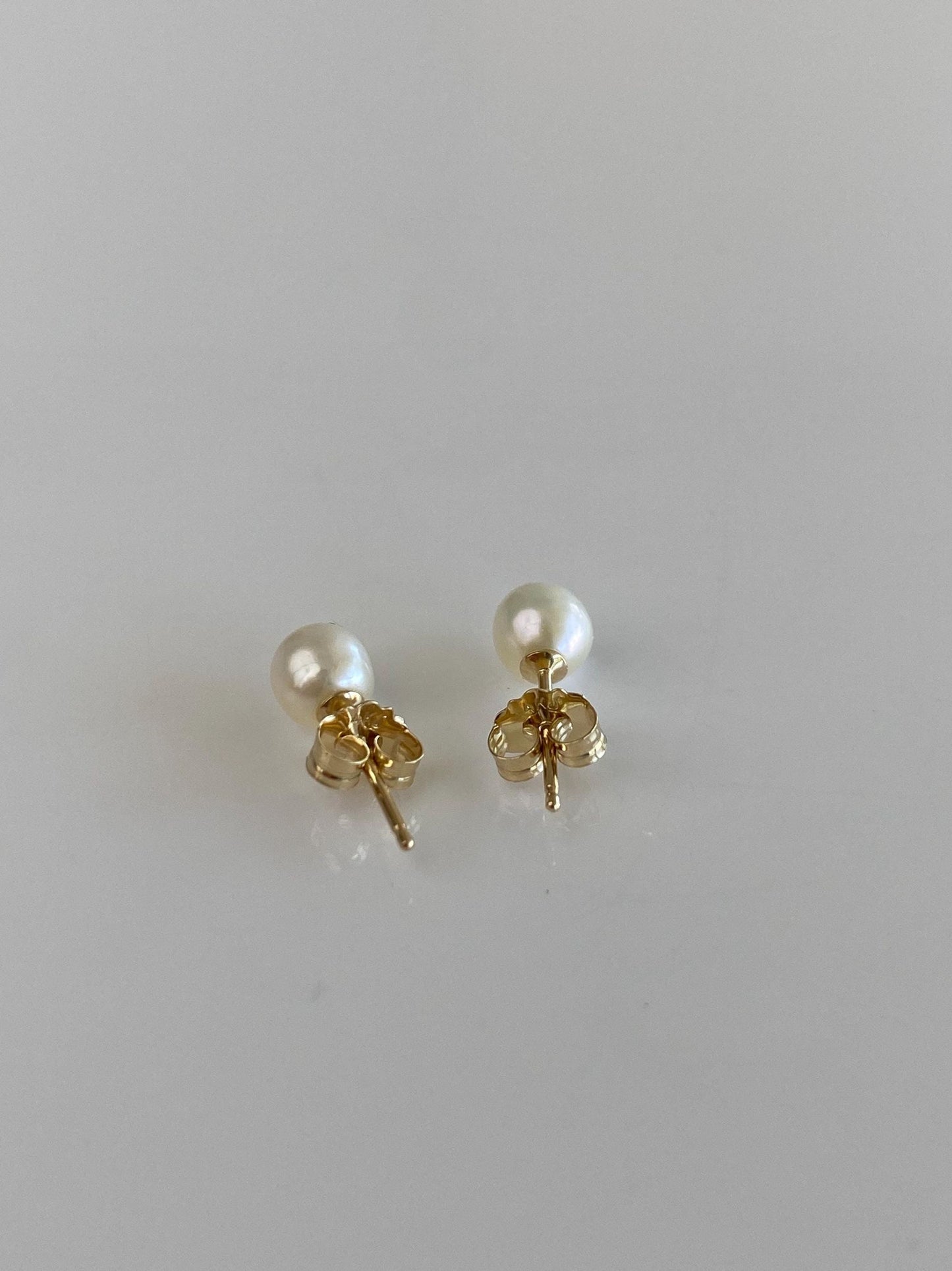 Vintage Solid 14k Yellow Gold Pearl Stud Earrings