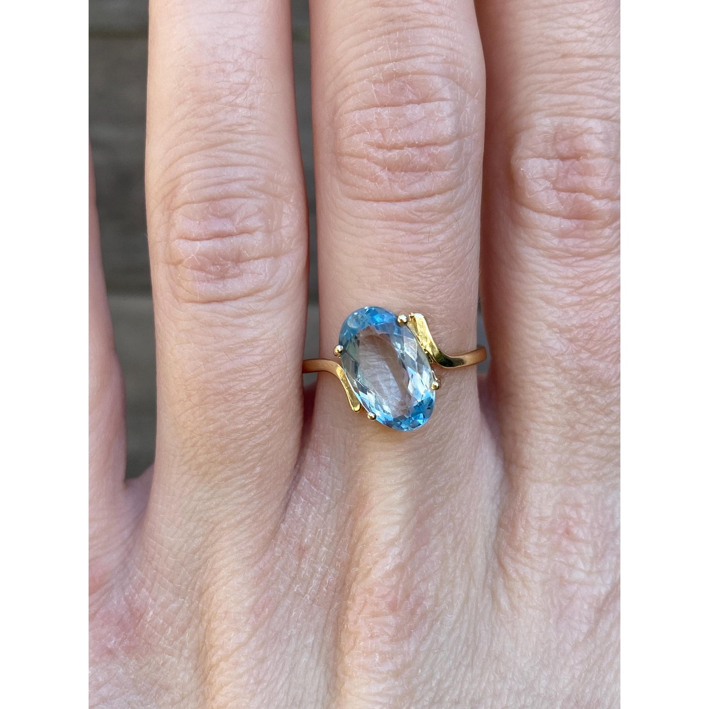 Solid 18k Yellow Gold Light Blue Cubic Zirconia Ring - Size 7.75