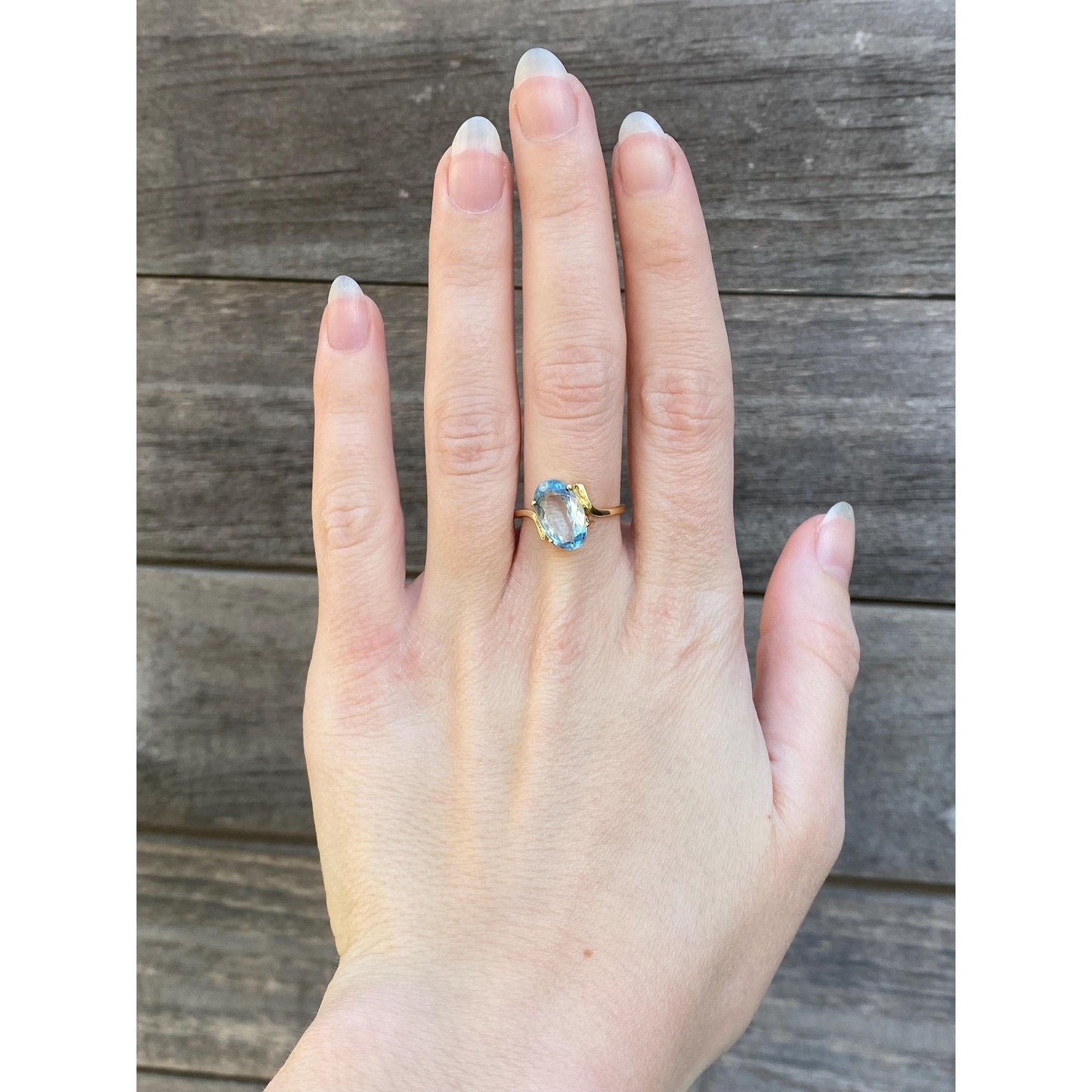 Solid 18k Yellow Gold Light Blue Cubic Zirconia Ring - Size 7.75