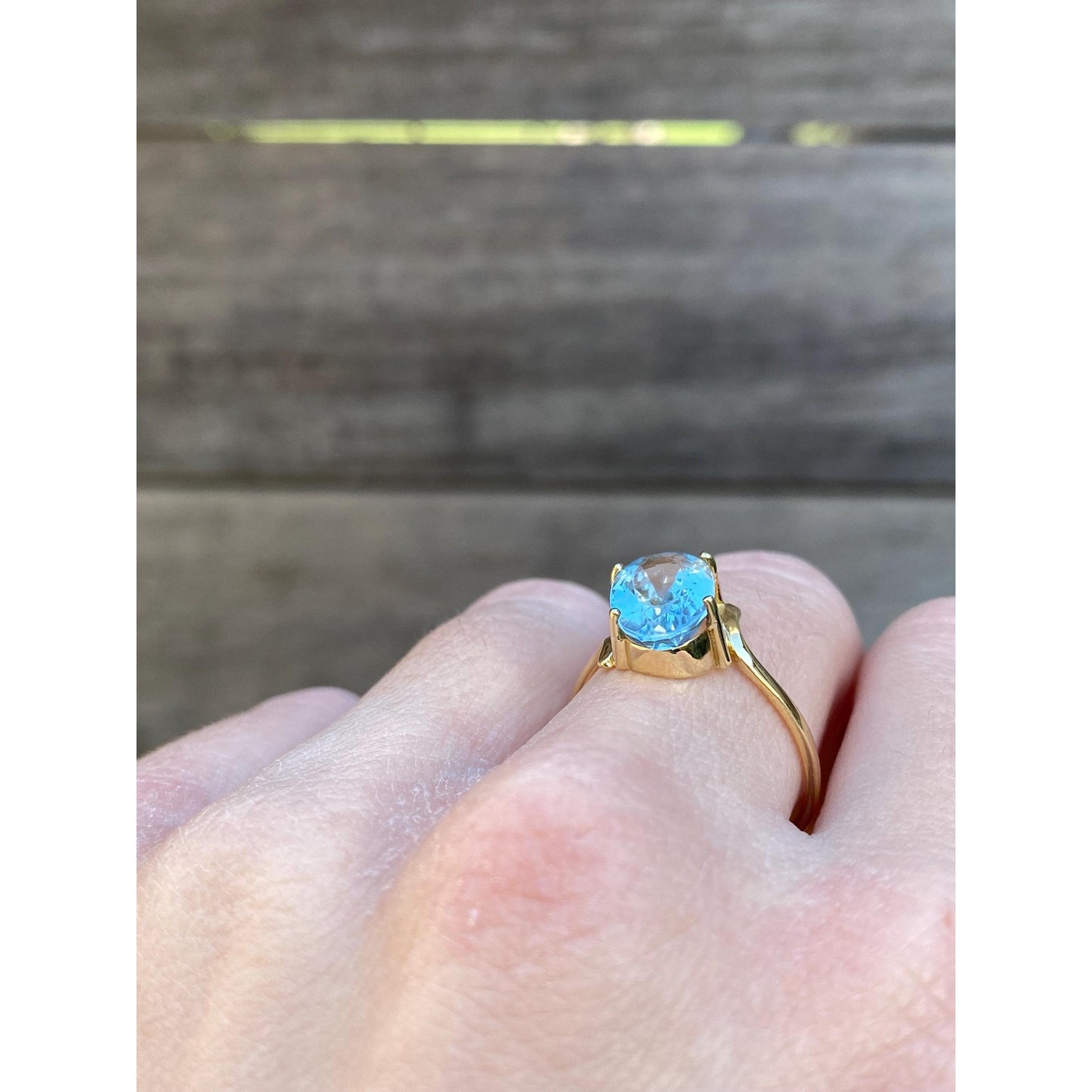 Solid 18k Yellow Gold Light Blue Cubic Zirconia Ring - Size 7.75