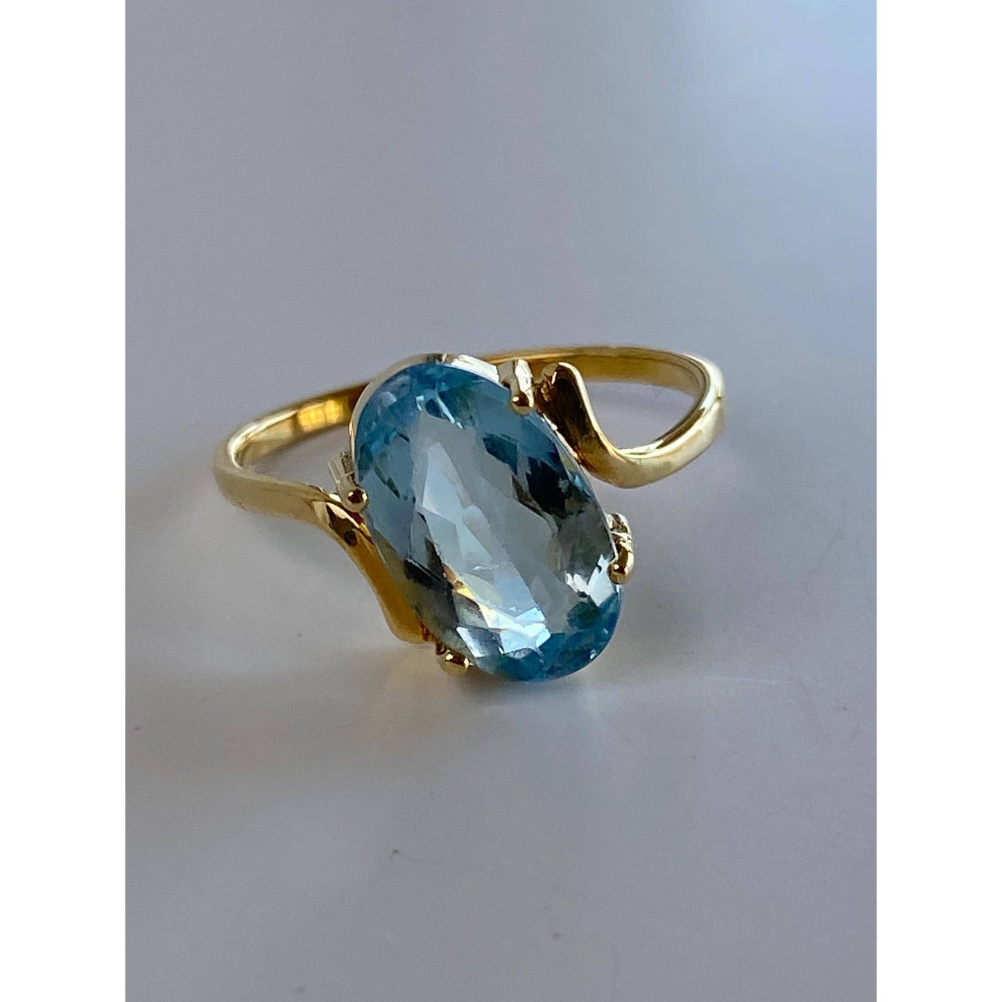Solid 18k Yellow Gold Light Blue Cubic Zirconia Ring - Size 7.75
