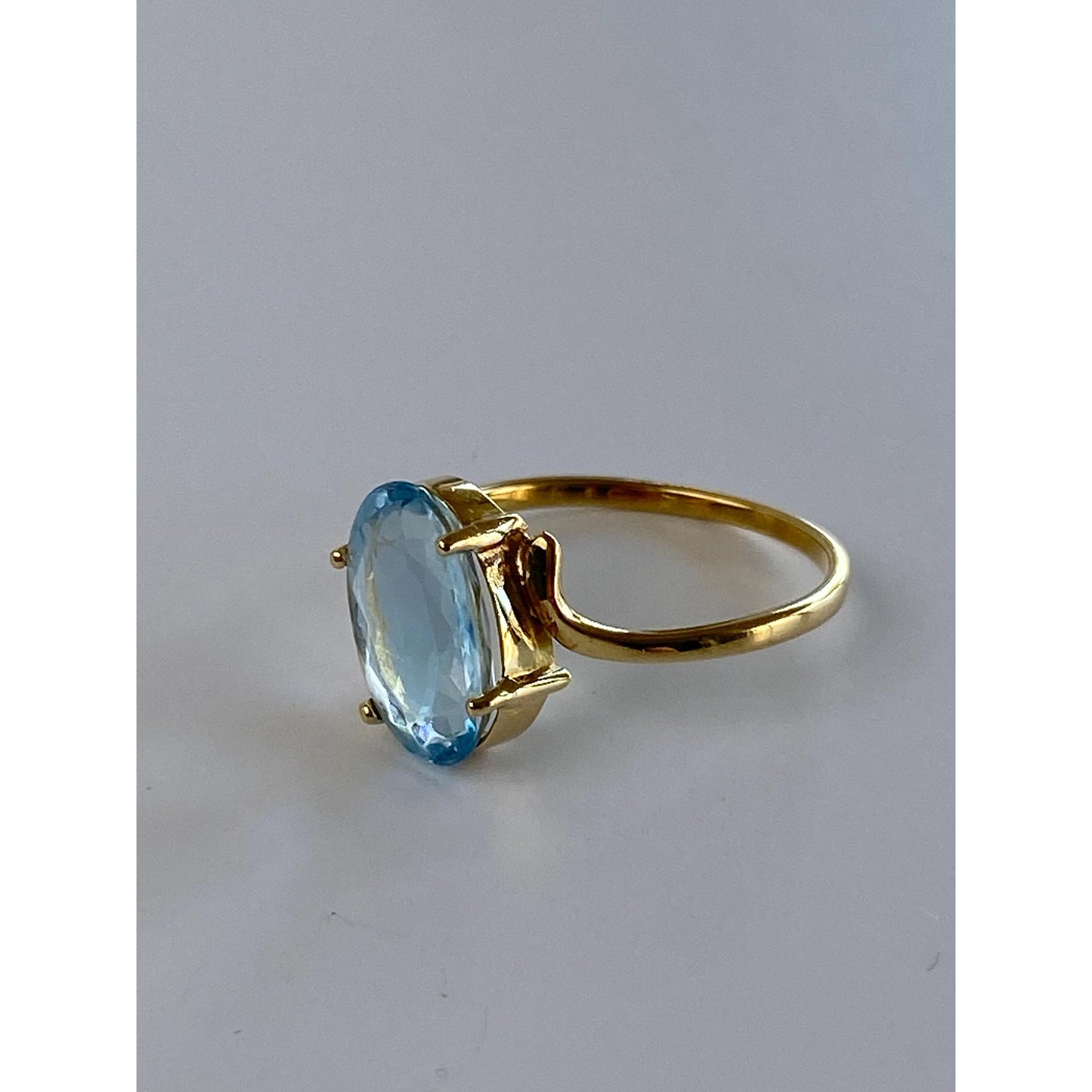 Solid 18k Yellow Gold Light Blue Cubic Zirconia Ring - Size 7.75