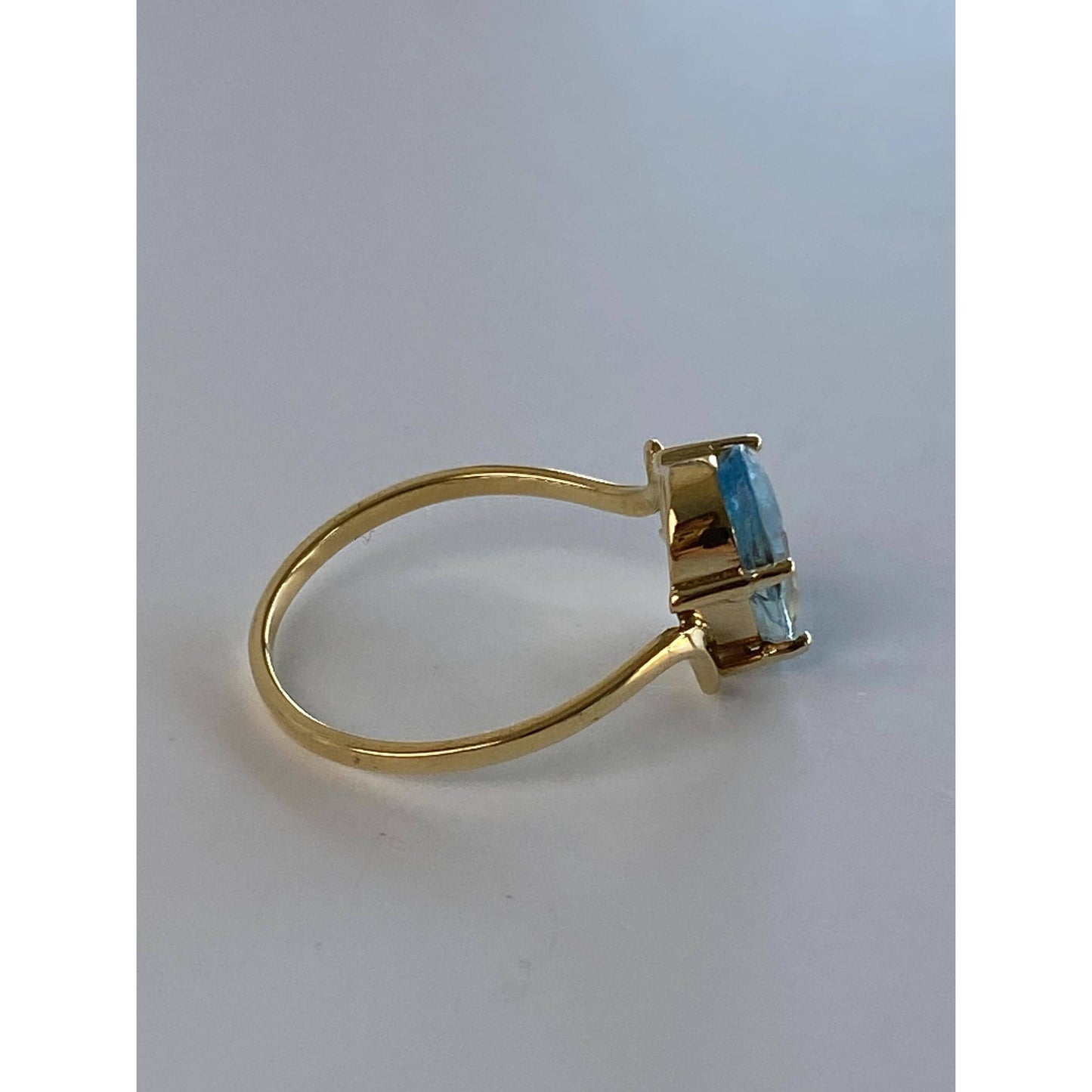 Solid 18k Yellow Gold Light Blue Cubic Zirconia Ring - Size 7.75