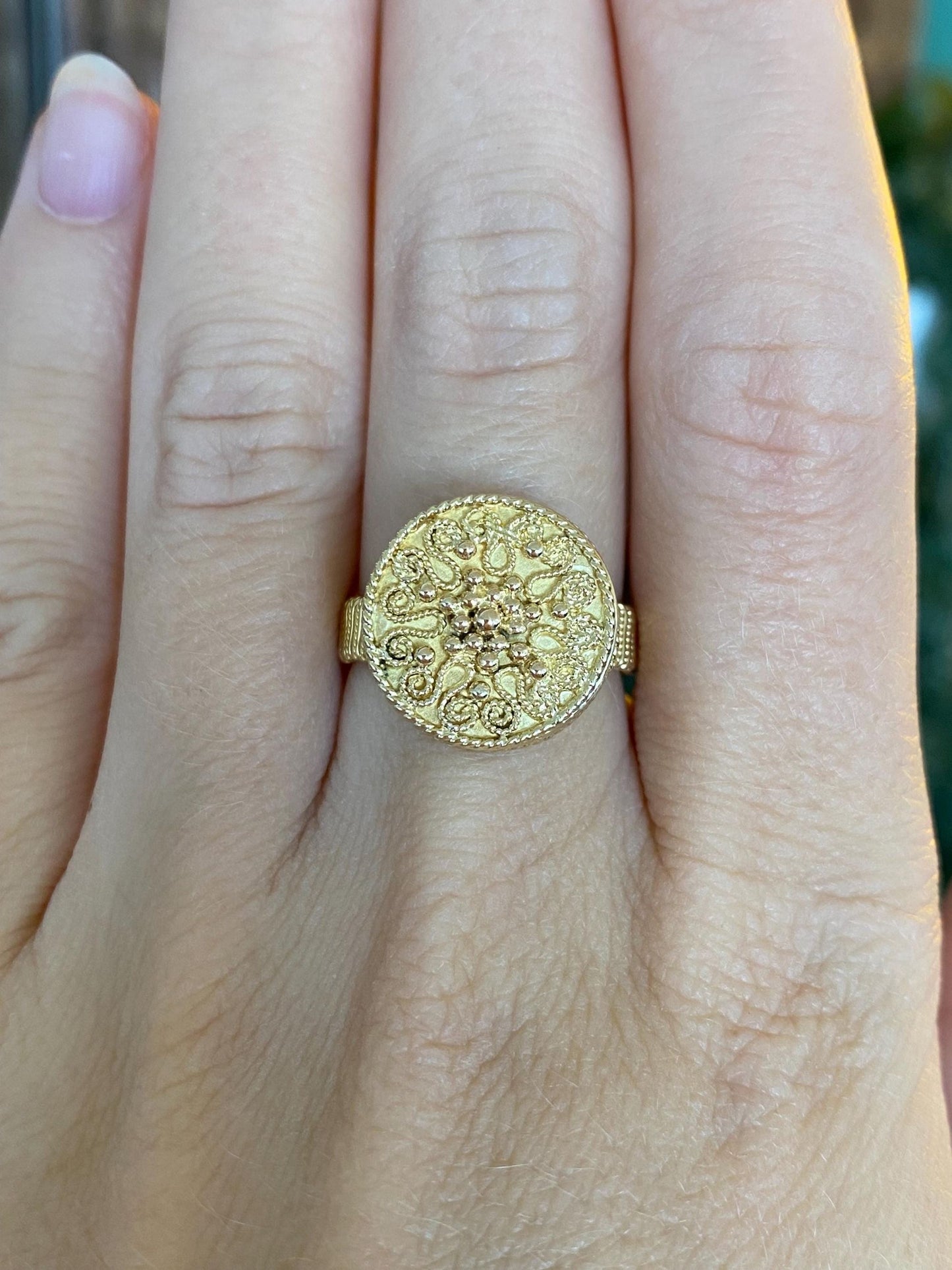 Vintage Solid 18k Yellow Gold Filigree Granuales Ring - Size 6.75
