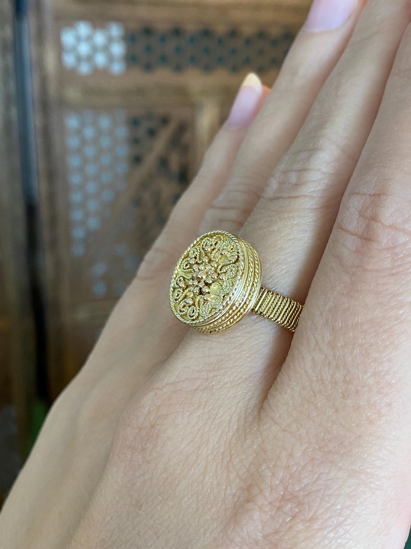 Vintage Solid 18k Yellow Gold Filigree Granuales Ring - Size 6.75
