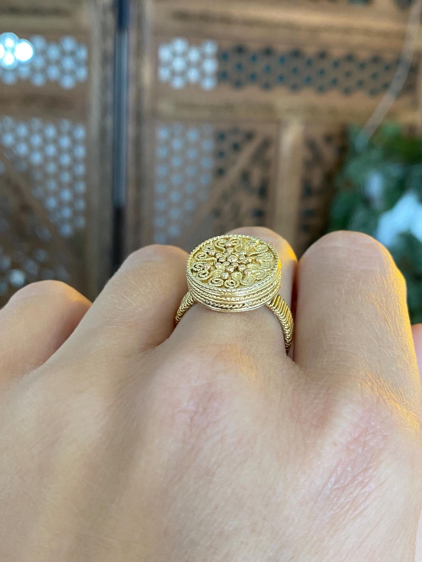 Vintage Solid 18k Yellow Gold Filigree Granuales Ring - Size 6.75