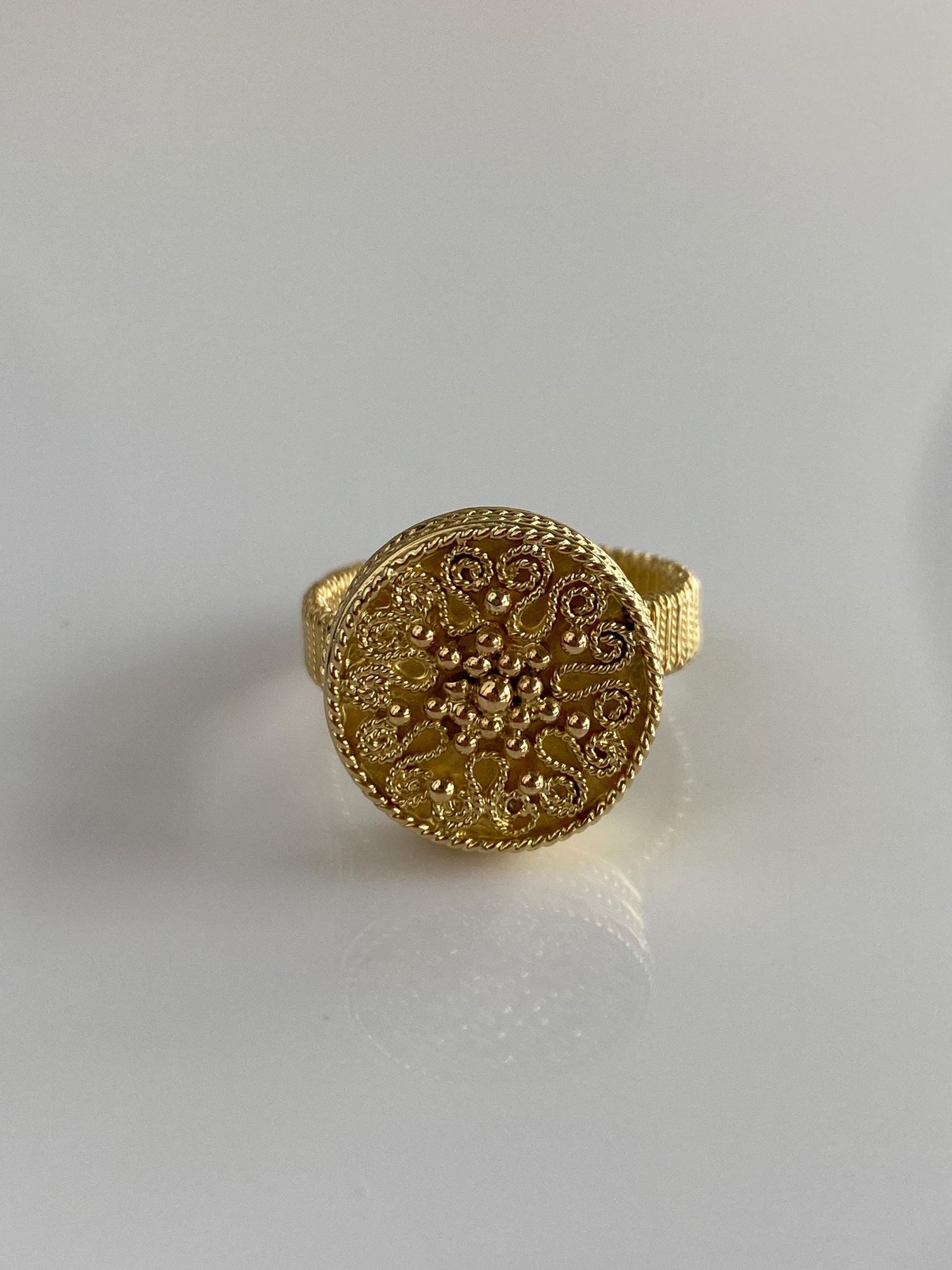 Vintage Solid 18k Yellow Gold Filigree Granuales Ring - Size 6.75