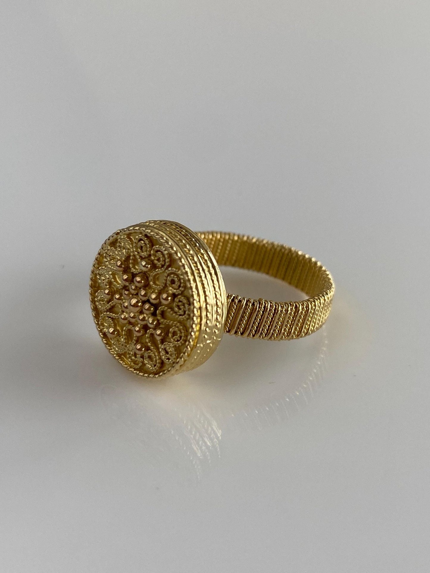 Vintage Solid 18k Yellow Gold Filigree Granuales Ring - Size 6.75