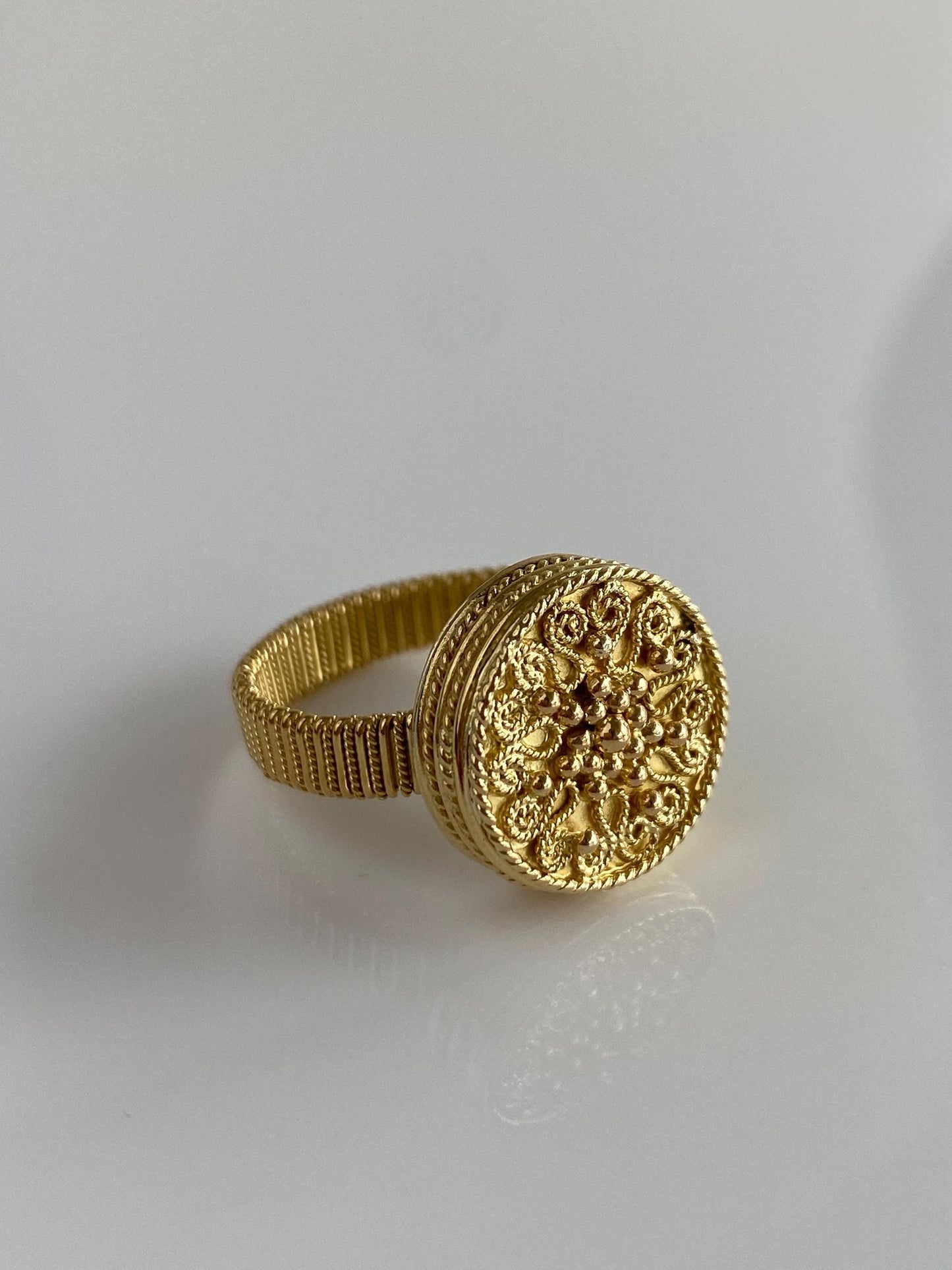 Vintage Solid 18k Yellow Gold Filigree Granuales Ring - Size 6.75