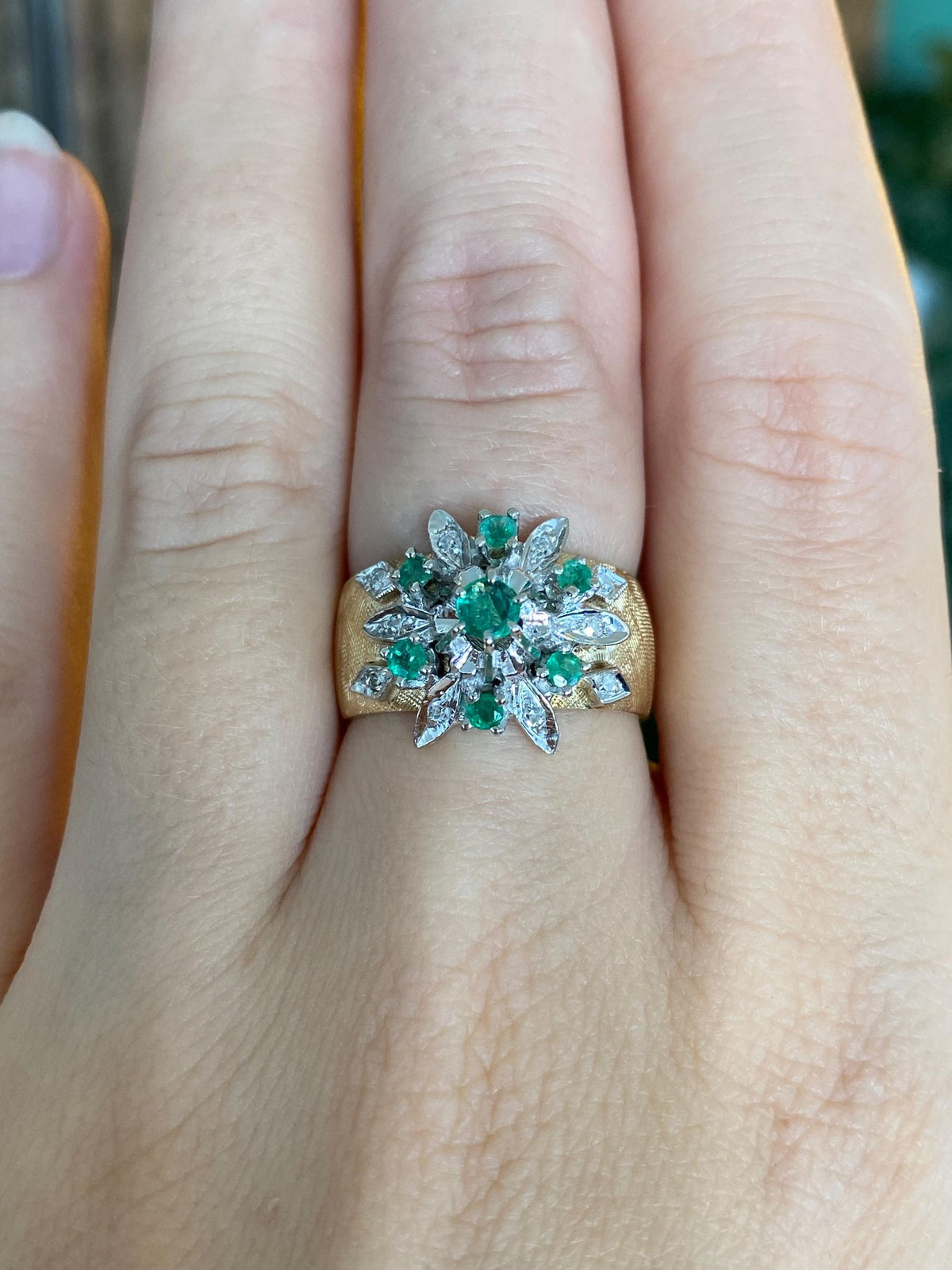 Vintage Solid 14k White & Yellow Gold Emerald Diamond Flower Crosshatch Ring Band - Size 6.75