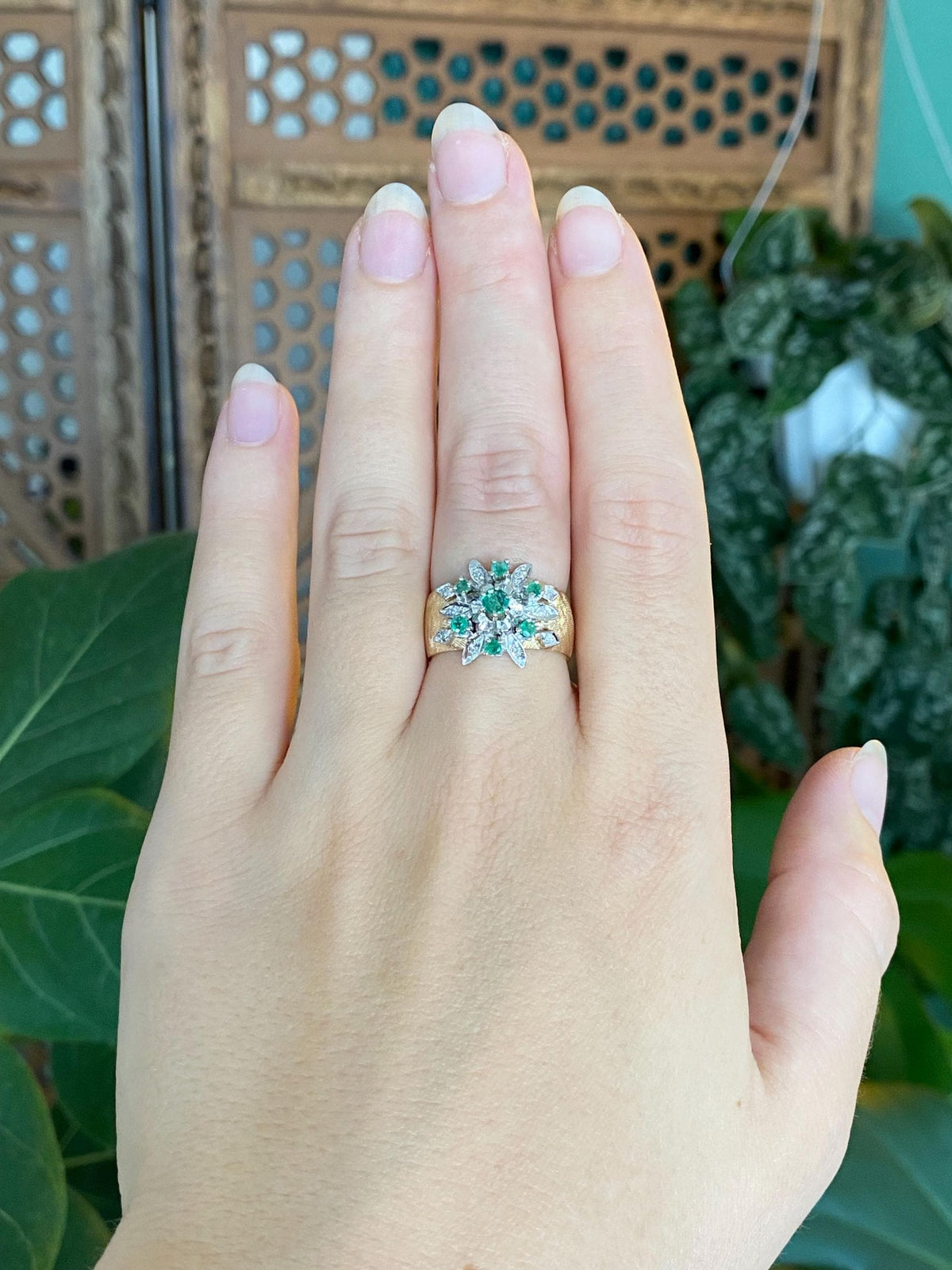 Vintage Solid 14k White & Yellow Gold Emerald Diamond Flower Crosshatch Ring Band - Size 6.75
